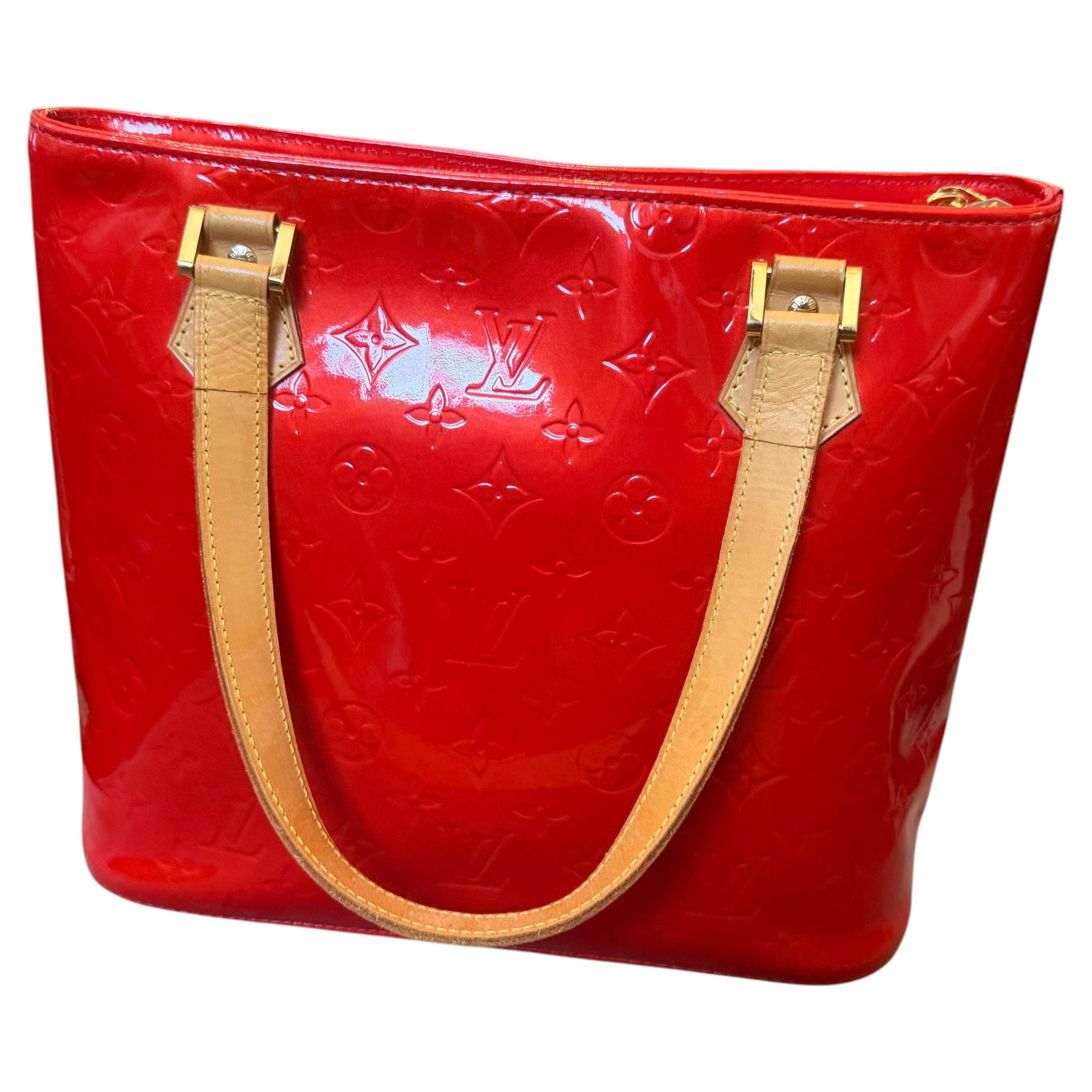 Un sac fourre-tout « Houston » Louis Vuitton en cuir verni rouge, collection 2001