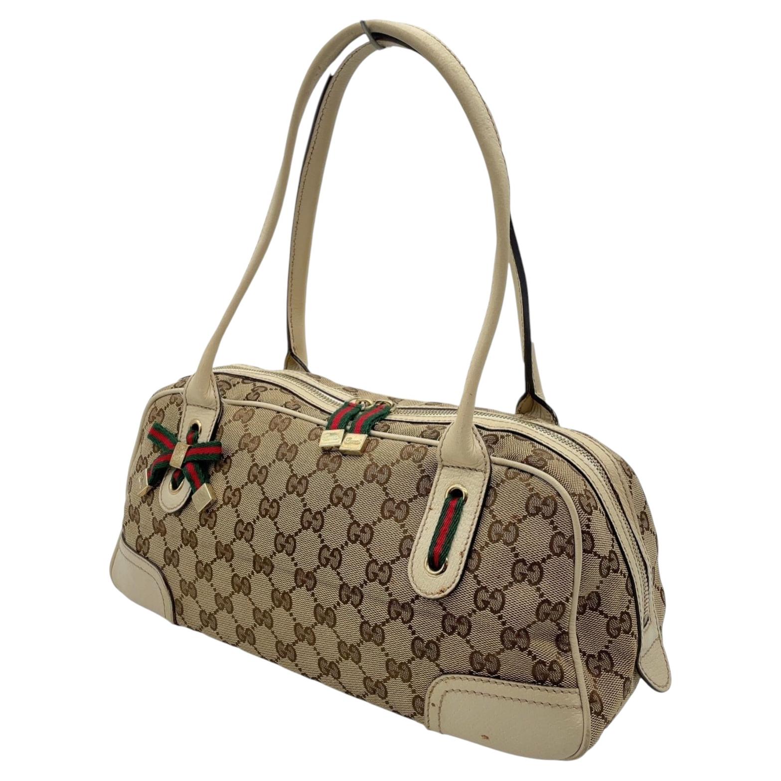 Un bolso de hombro de Gucci de la colección Princy Sherry Line de 2006, de lona GG