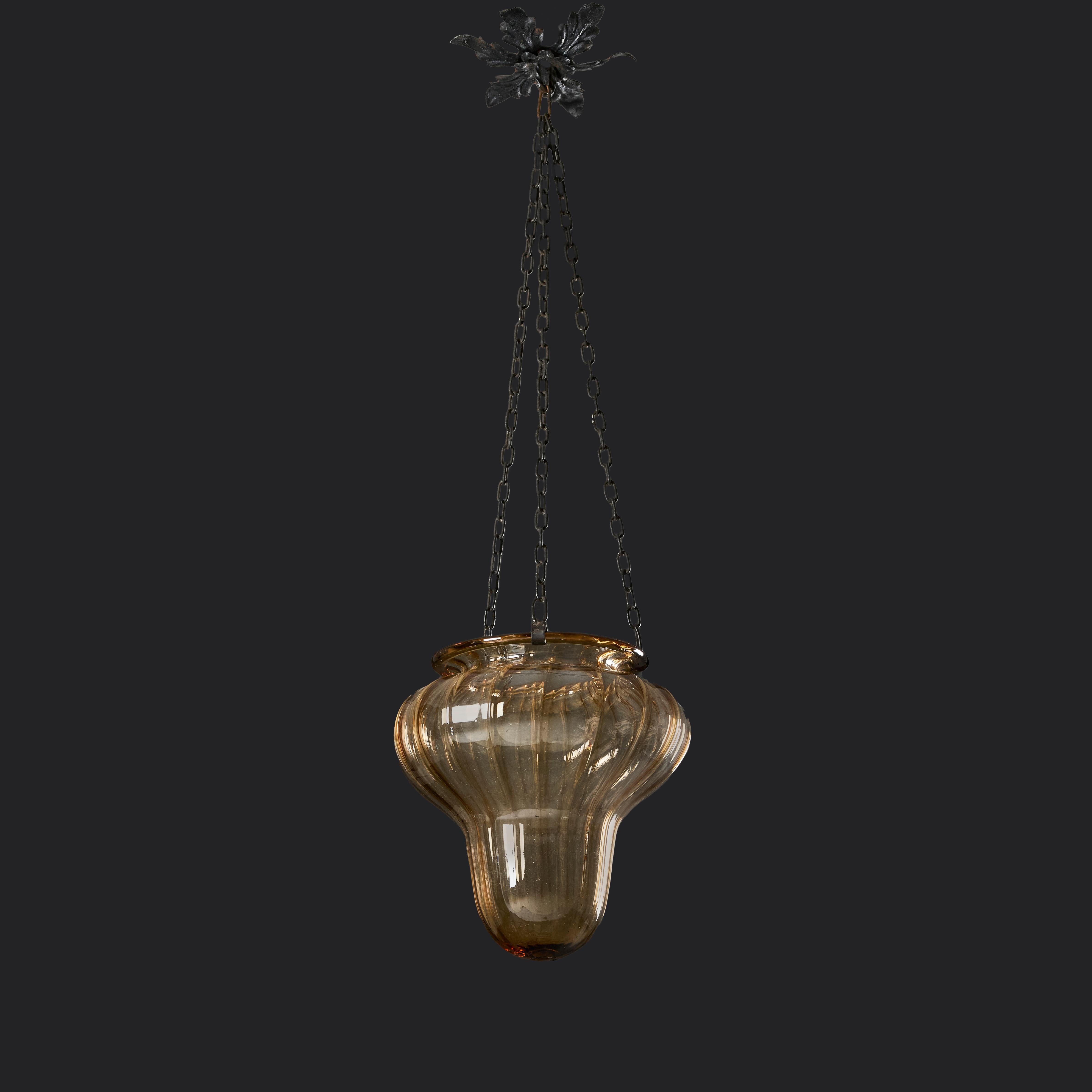 Italiano Una lampada a sospensione in vetro di Murano ambrato del XX secolo in vendita