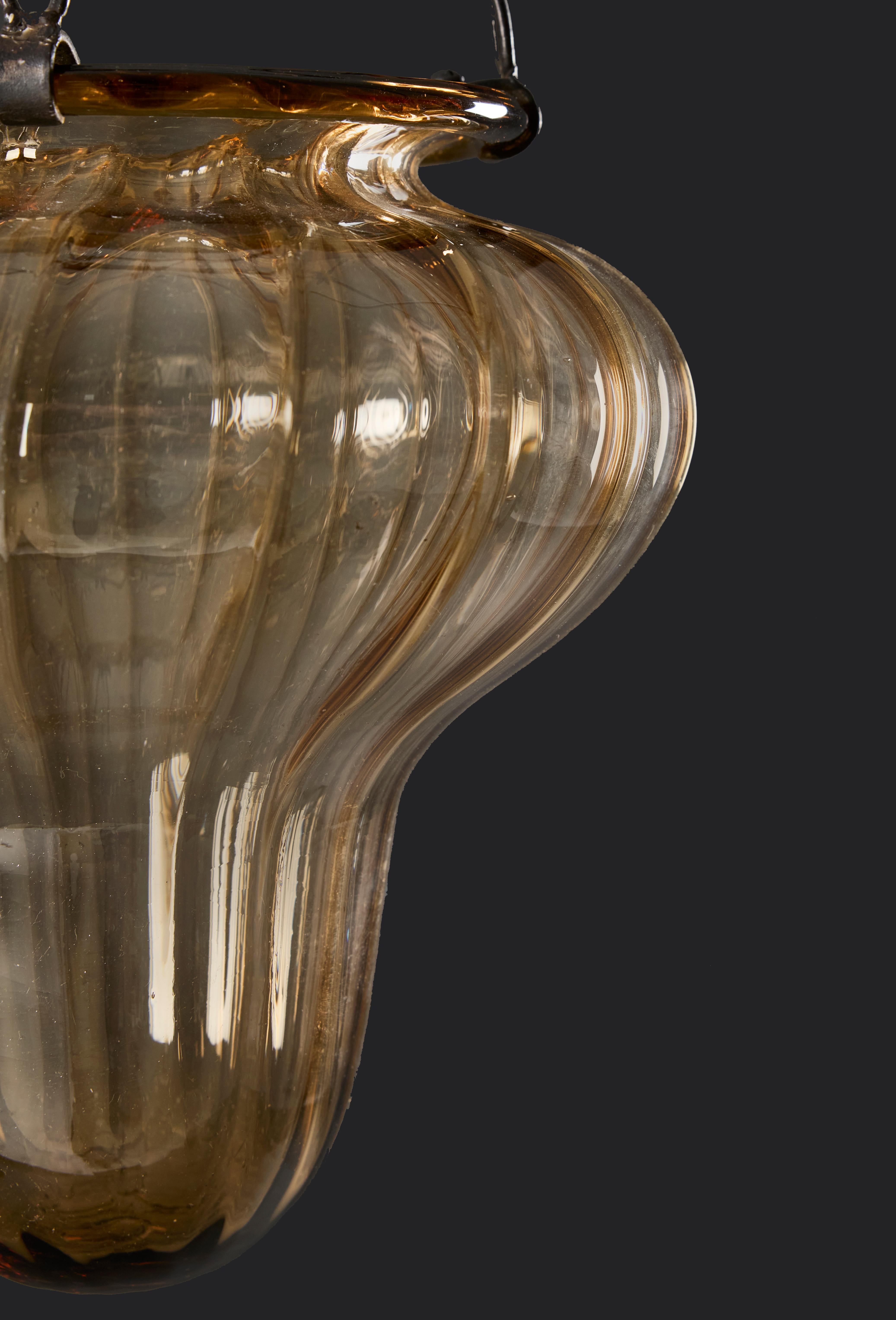 Una lampada a sospensione in vetro di Murano ambrato del XX secolo In condizioni buone in vendita a London, GB