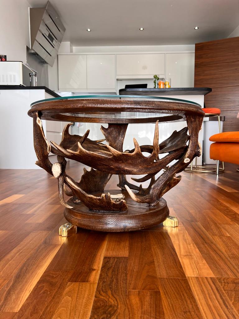 Table d'appoint en corne de buffle du 20e siècle. Cette table unique est fabriquée en chêne massif, avec un plateau en verre et des os incrustés sur le cercle. Ce serait un ajout inhabituel à n'importe quelle pièce.