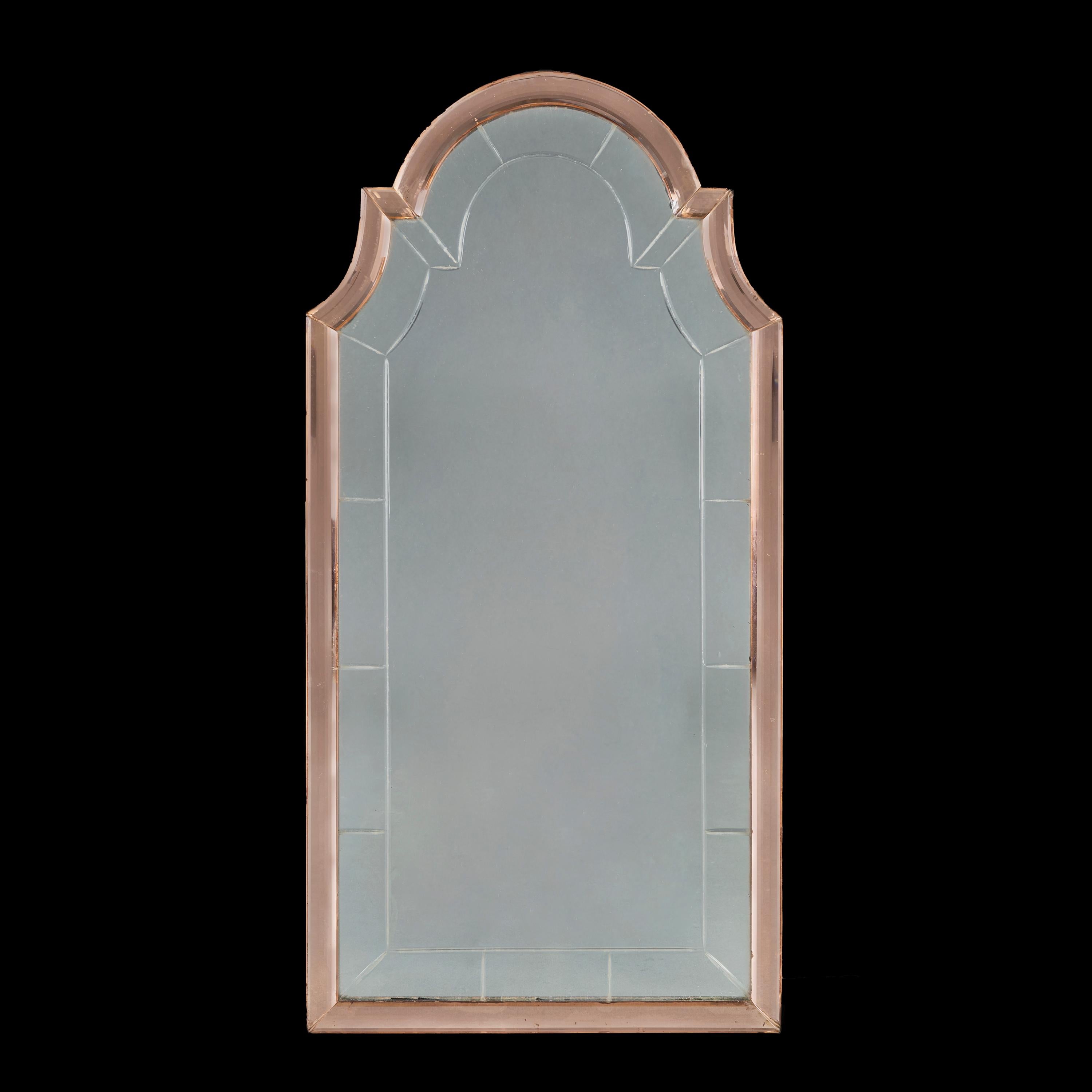Angleterre, vers 1930

Miroir Art déco du début du XXe siècle de forme Queen Anne, avec bordure en verre rose biseauté et marge en verre segmenté.

Hauteur 76.00cm

Largeur 38.00cm
