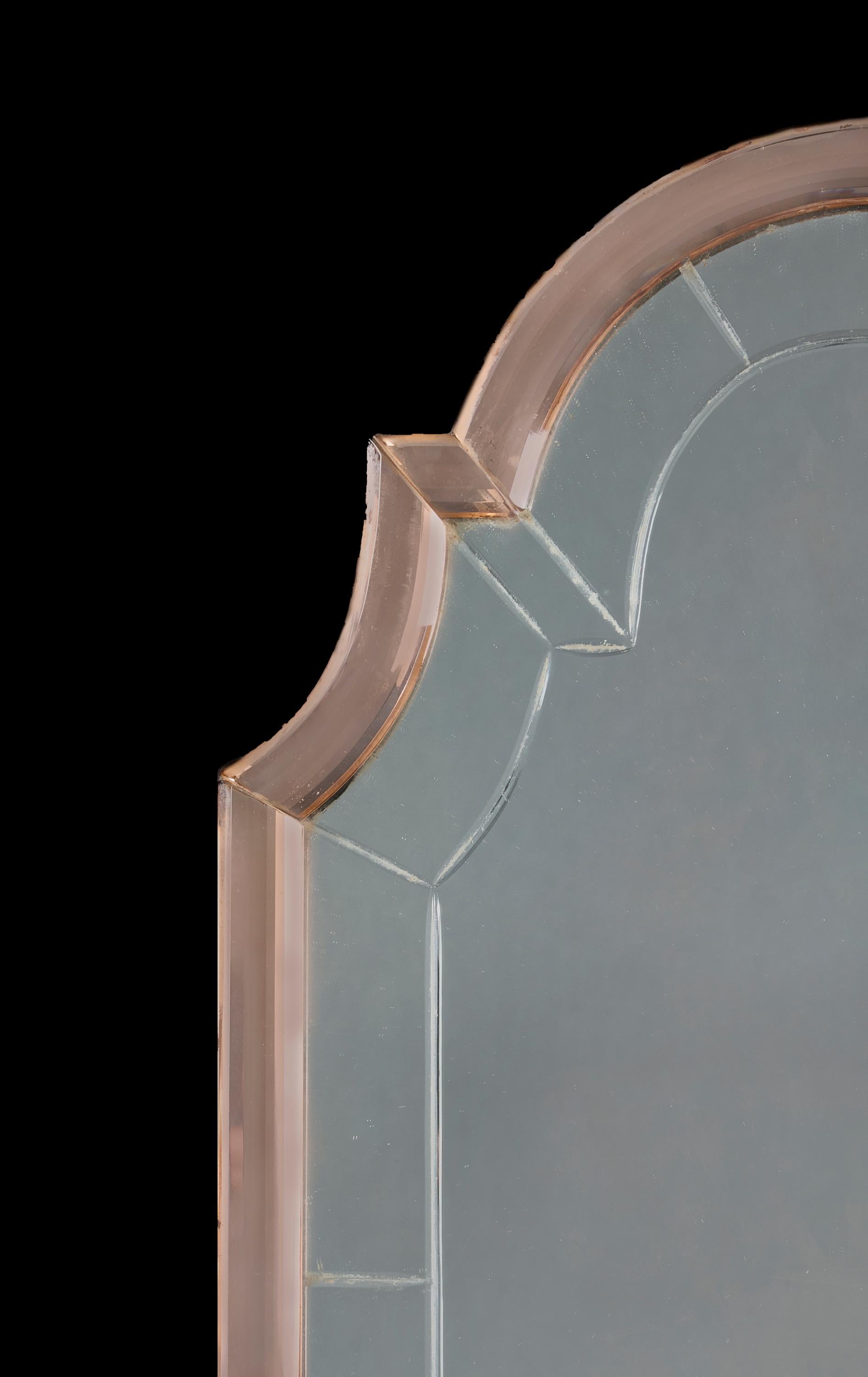 Miroir d'embarcadère en verre rose Art Deco du 20e siècle Bon état - En vente à London, GB