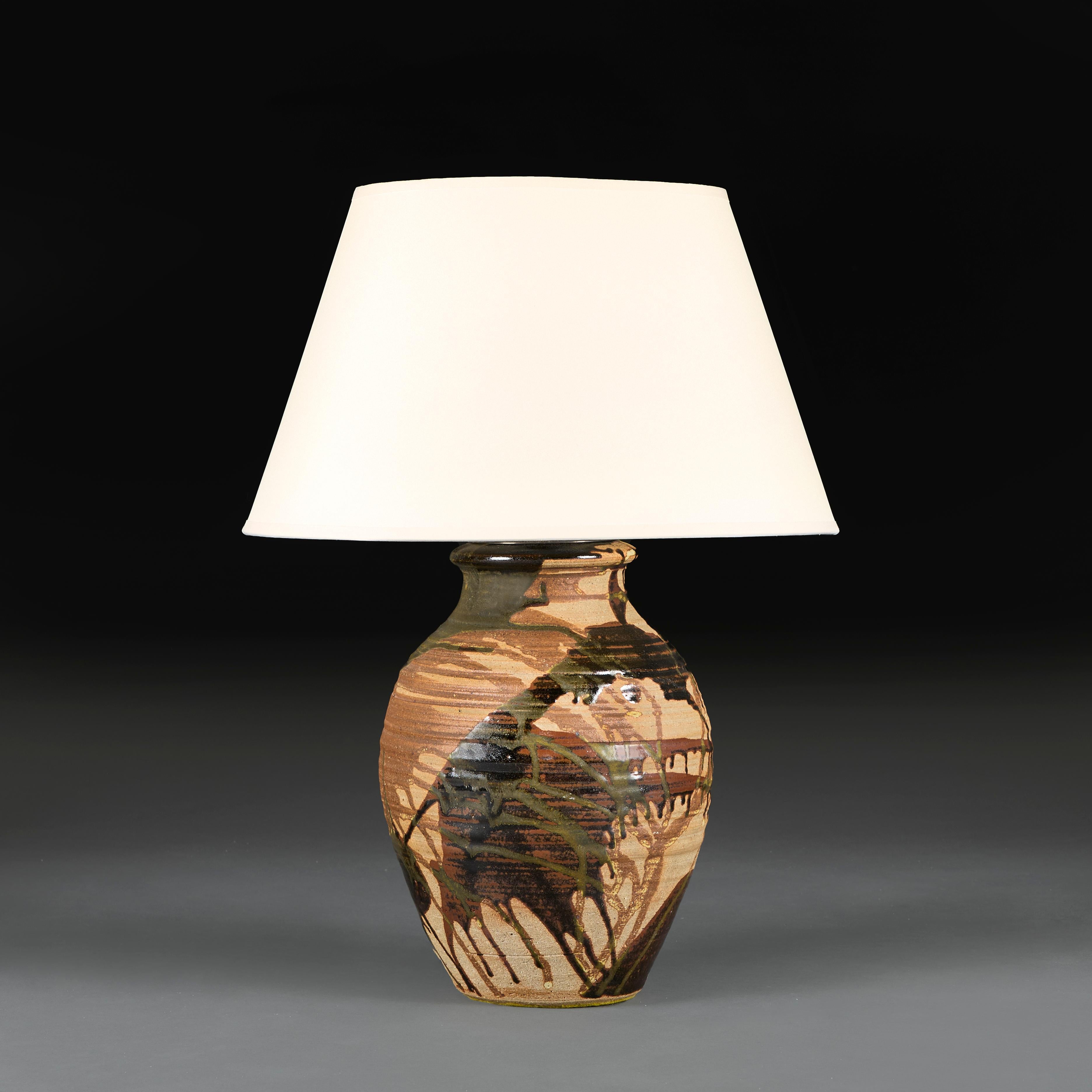 Angleterre, vers 1940
Un vase en terre cuite de poterie d'art du milieu du vingtième siècle avec une glaçure en goutte d'eau dans des tons de terre, maintenant monté comme une lampe.

Hauteur du vase 31.00cm
Hauteur avec abat-jour 60.00cm
Diamètre