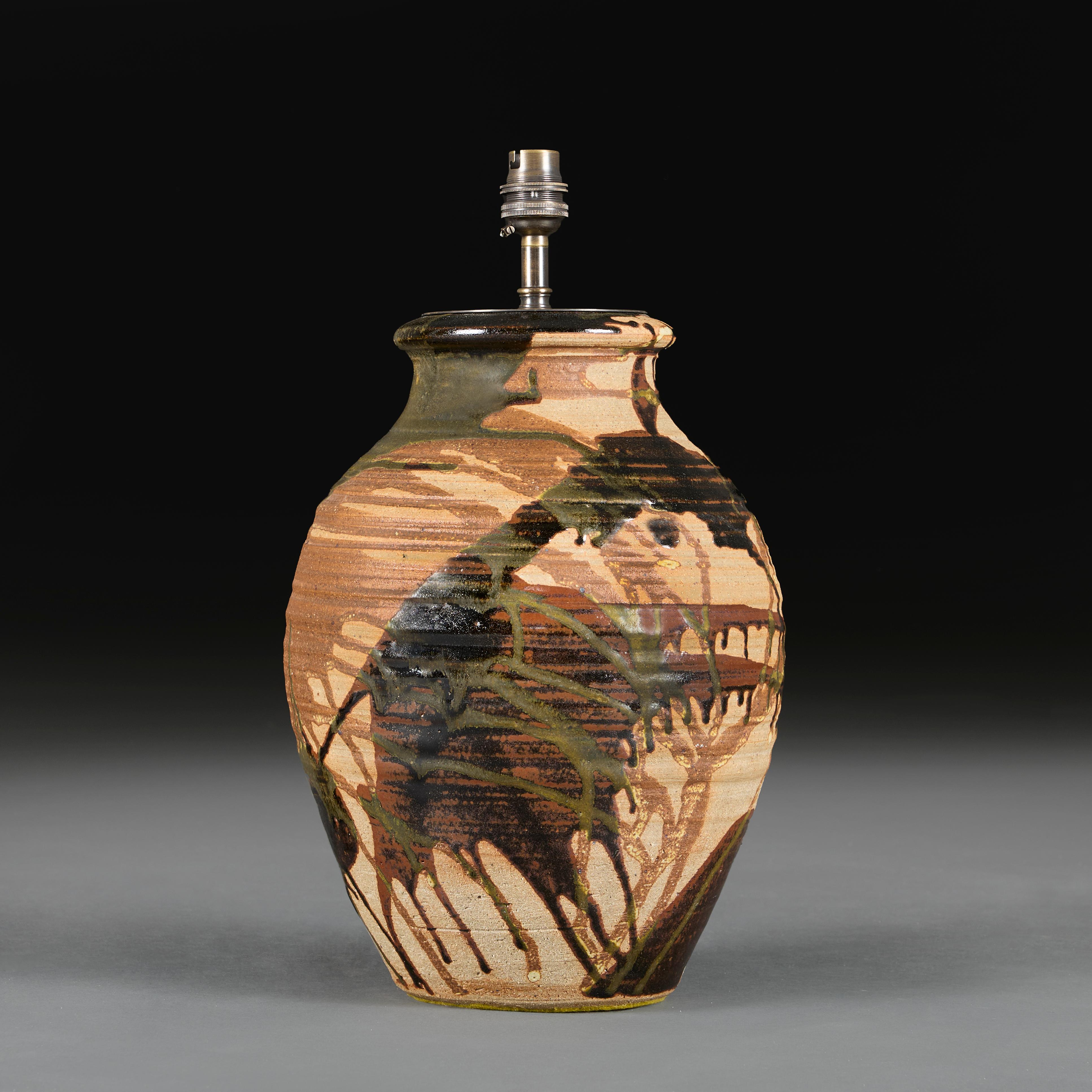 Anglais Vase en poterie d'art du 20e siècle avec glaçure en goutte d'eau, transformé en lampe en vente