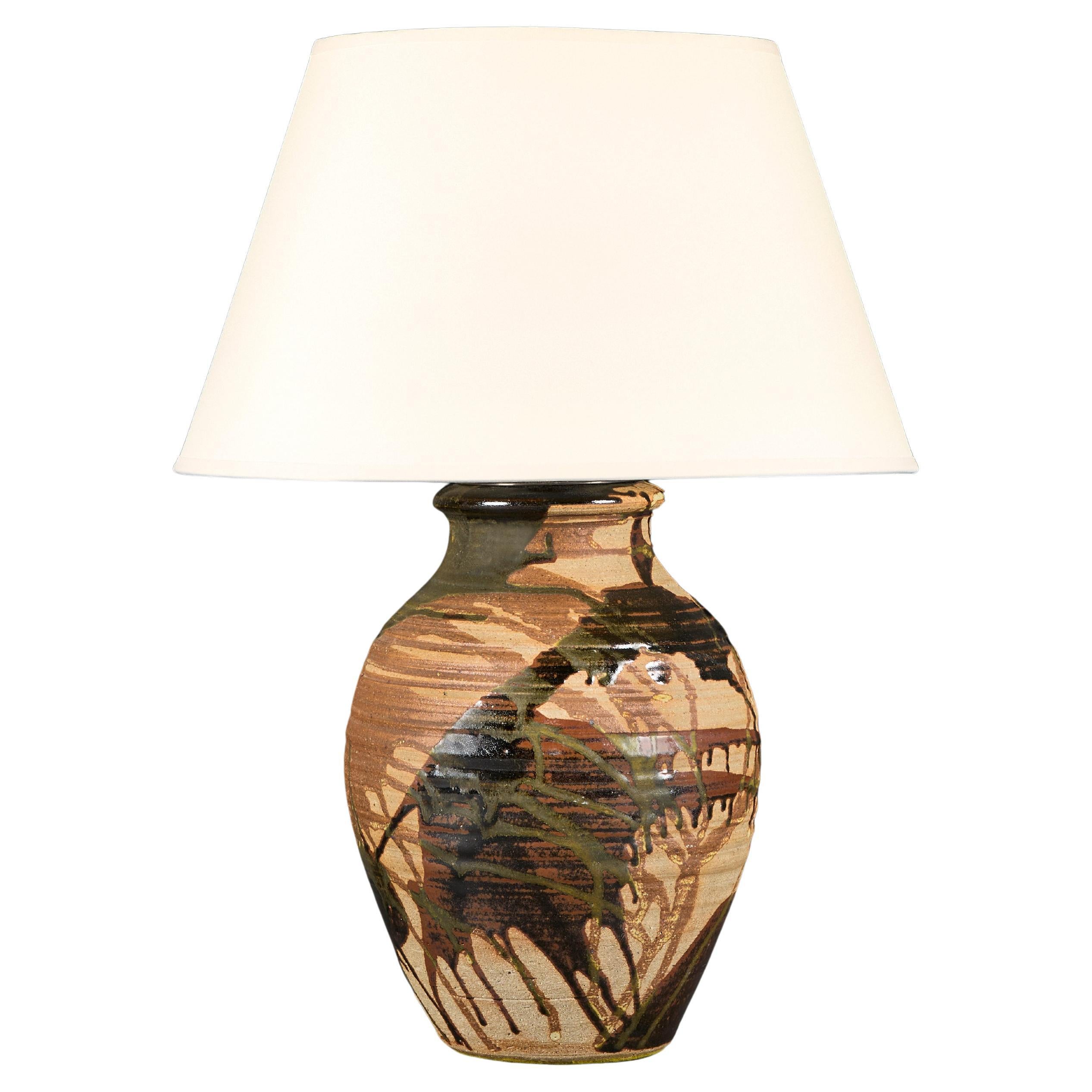 Eine Kunstkeramikvase des 20. Jahrhunderts mit Tropfglasur, jetzt als Lampe