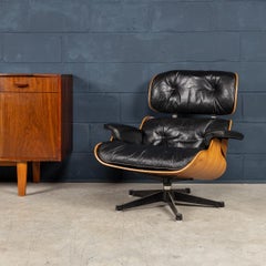 Ein schwarzer Eames Lounge Chair von Herman Miller aus dem 20. Jahrhundert, hergestellt in den USA um 1980.
