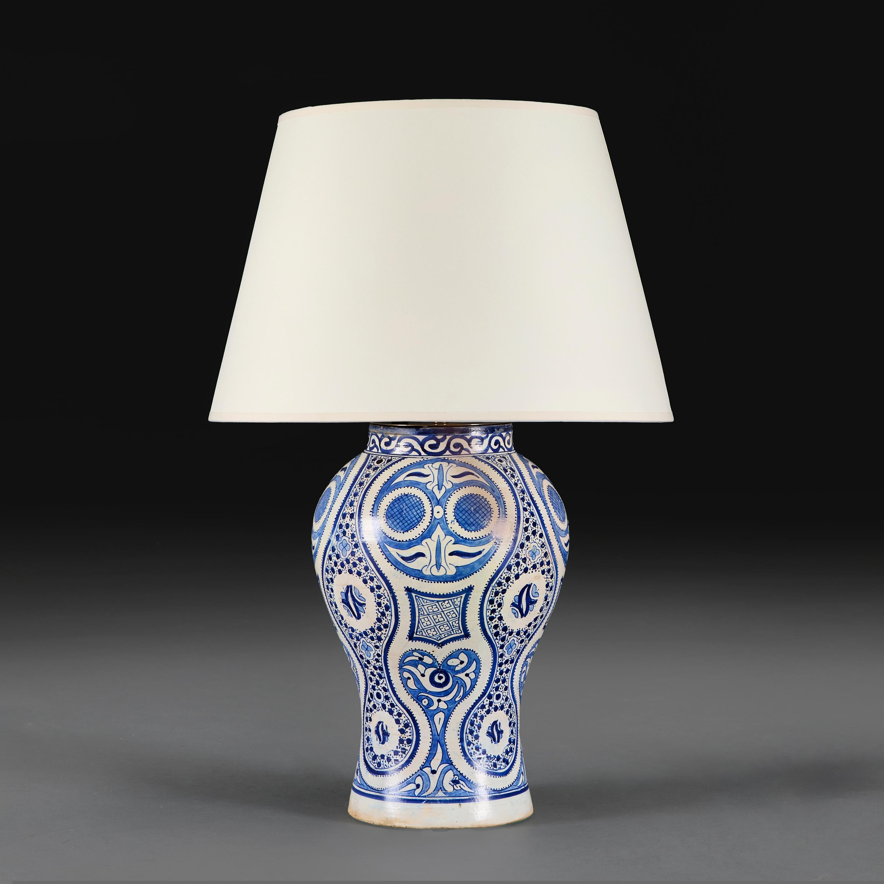 Marruecos, hacia 1950.

Jarrón balaustre de cerámica marroquí de mediados del siglo XX, pintado a mano con diseños geométricos en esmalte azul sobre fondo blanco, ahora montado como lámpara.

Altura 38,50 centímetros.
Diámetro 22,00