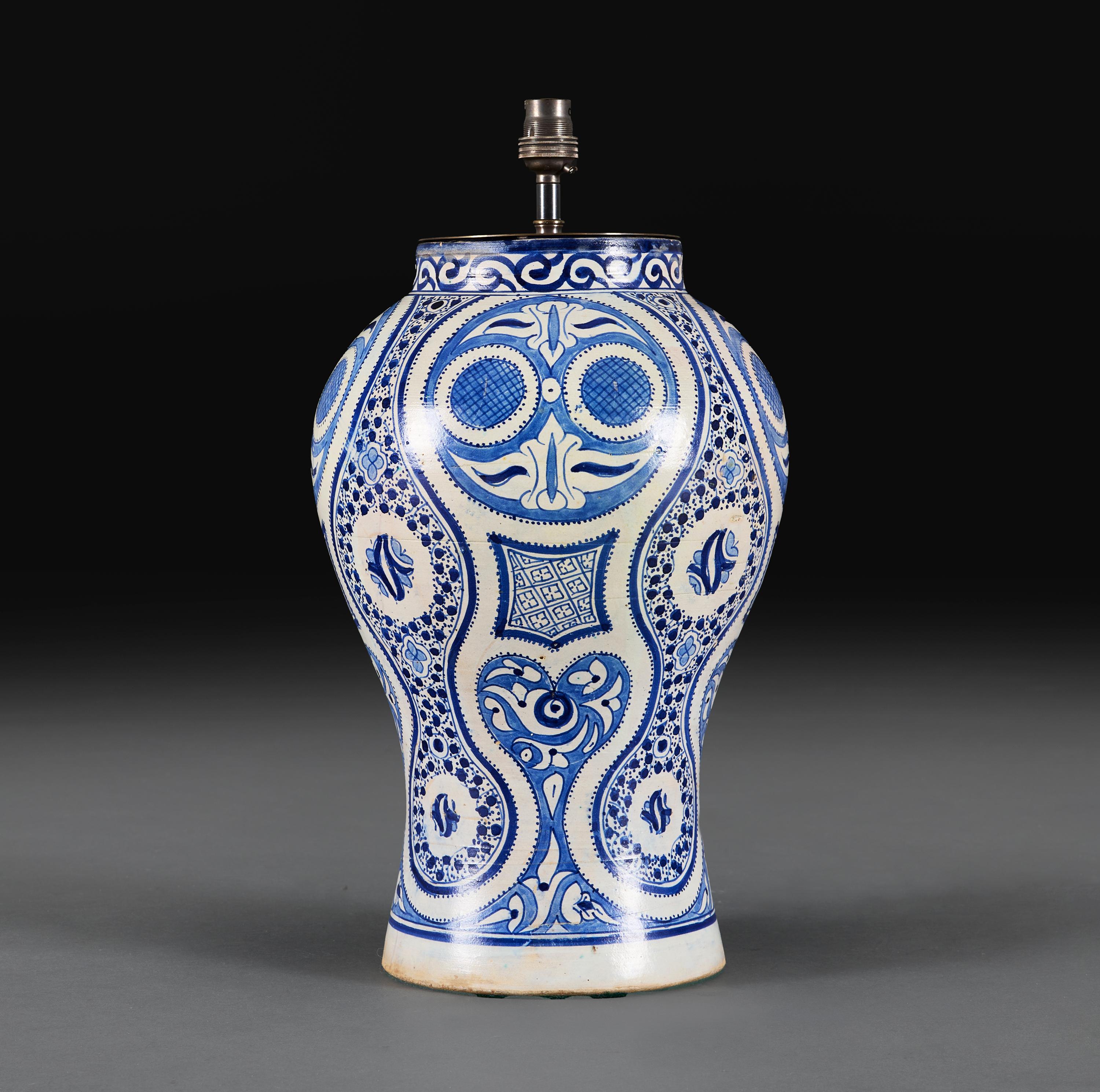 Lámpara marroquí de cerámica azul y blanca del siglo XX Marroquí en venta
