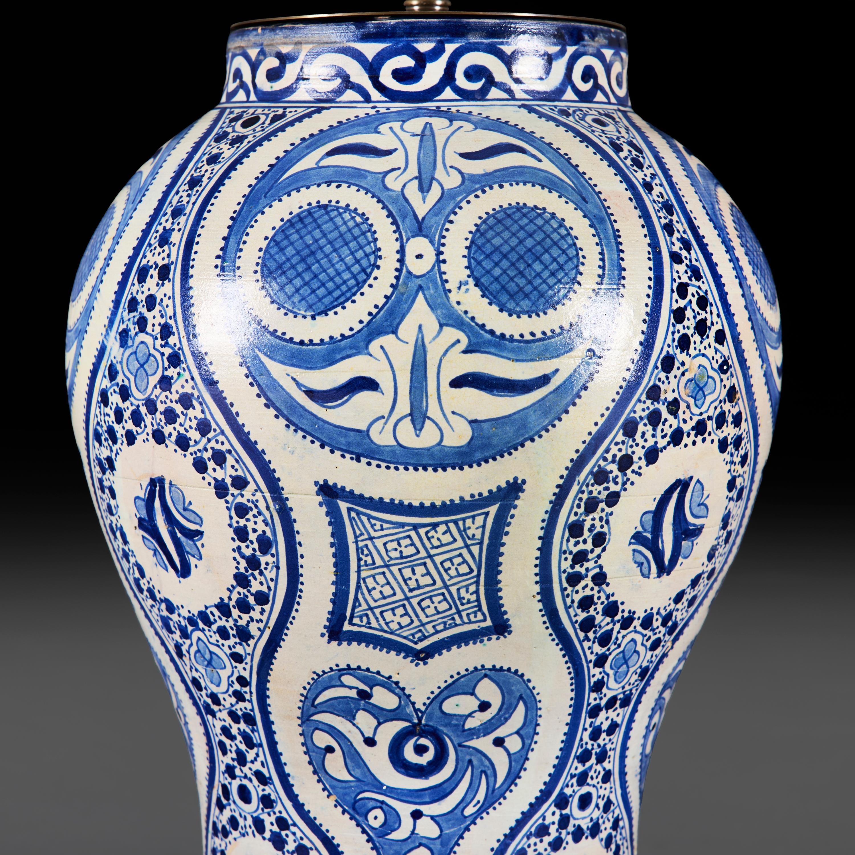 Lámpara marroquí de cerámica azul y blanca del siglo XX en Bueno estado para la venta en London, GB