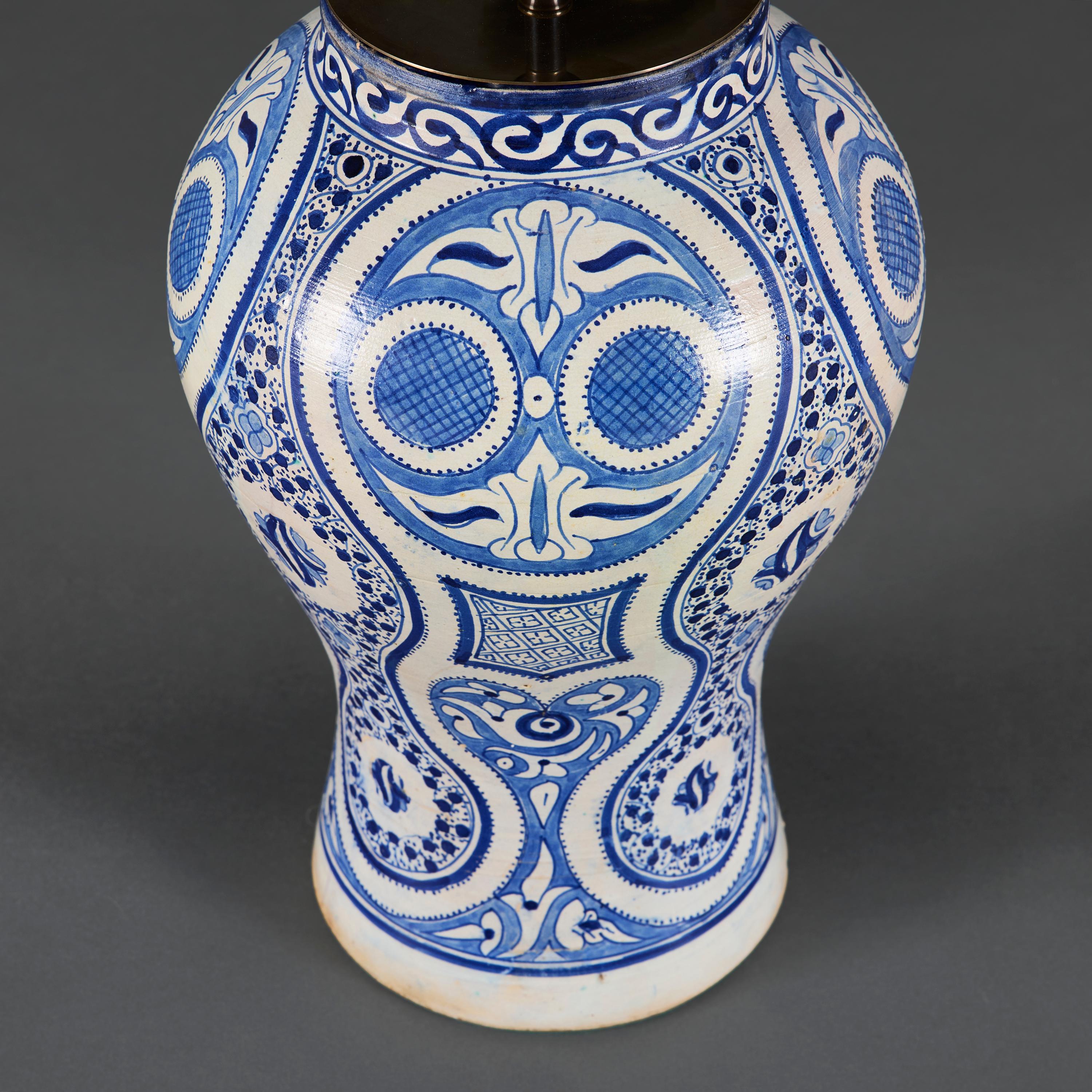 Lámpara marroquí de cerámica azul y blanca del siglo XX Cerámico en venta