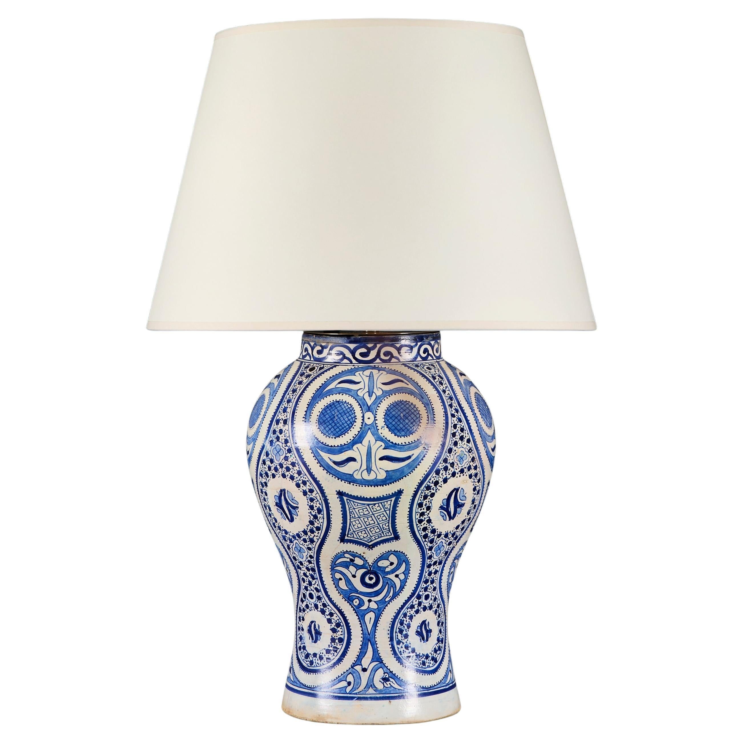 Lámpara marroquí de cerámica azul y blanca del siglo XX en venta