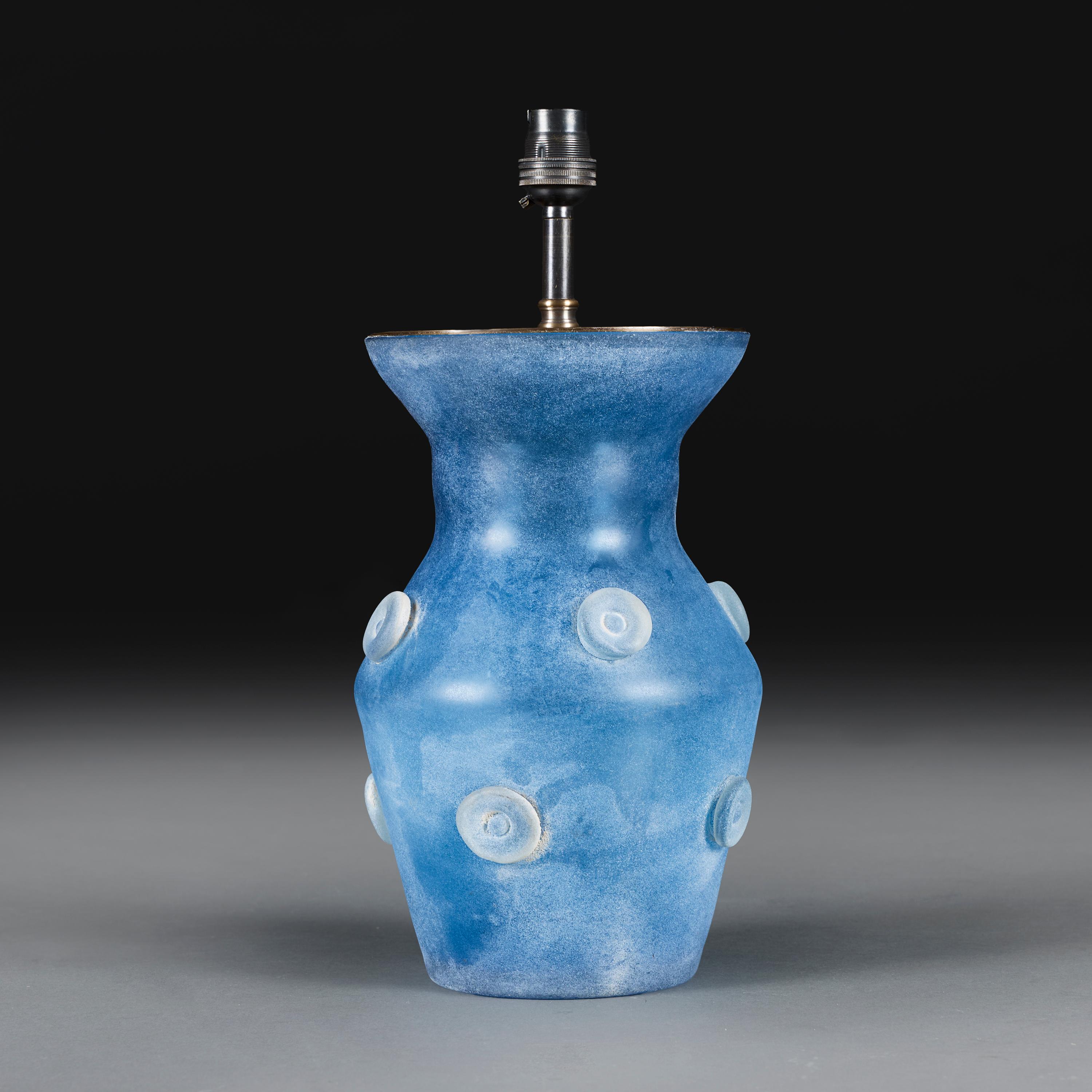 Un jarrón de vidrio artístico Scavo azul del siglo XX a modo de lámpara. Italiano en venta