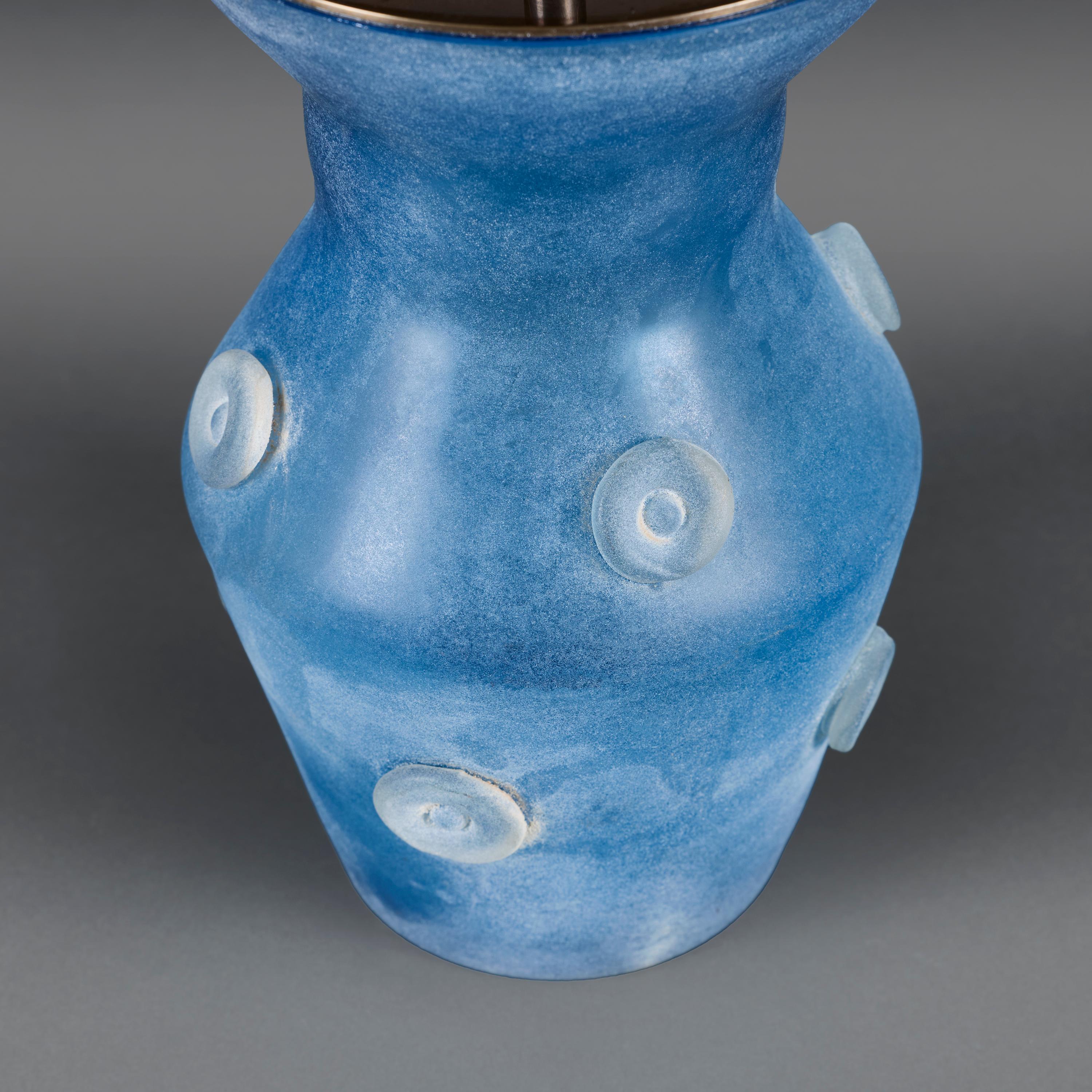 Un jarrón de vidrio artístico Scavo azul del siglo XX a modo de lámpara. Vidrio artístico en venta