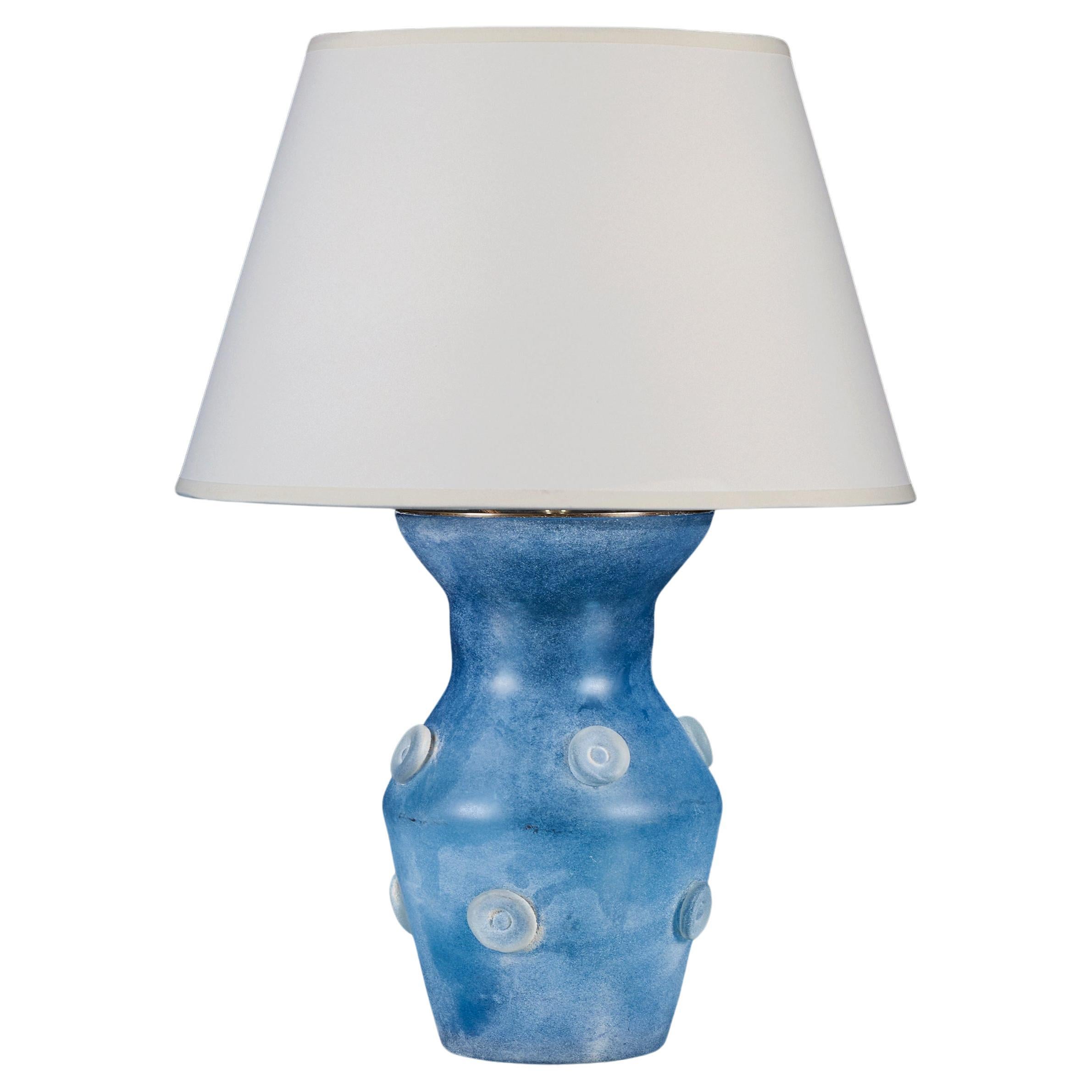 Un jarrón de vidrio artístico Scavo azul del siglo XX a modo de lámpara. en venta