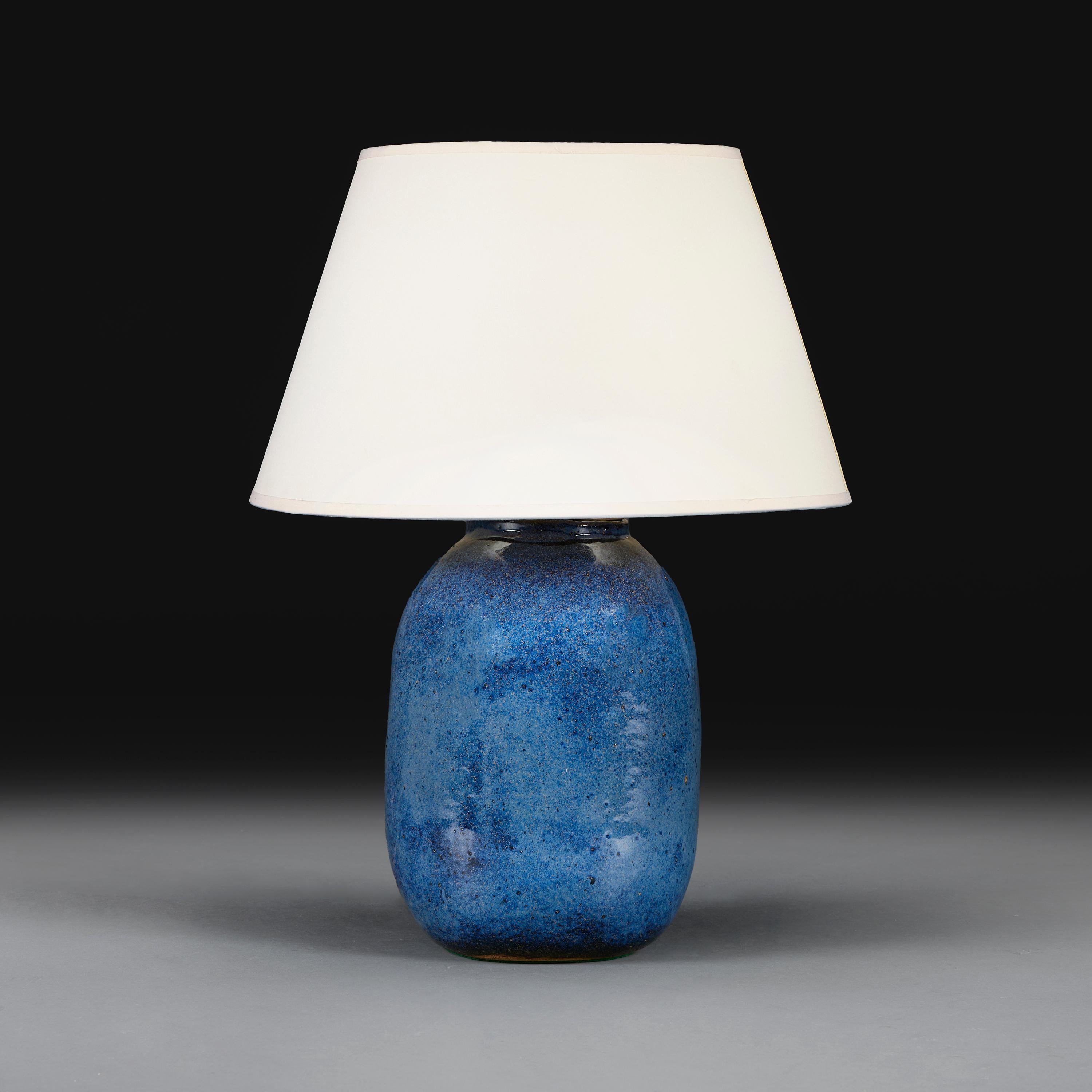 France, vers 1960.

Un vase en poterie d'art du milieu du XXe siècle avec une glaçure bleue mouchetée, aujourd'hui transformé en lampe.

Hauteur 31,00 centimètres.
Hauteur avec abat-jour 56.00 centimètres.
Diamètre 21.00 centimètres.

Veuillez noter