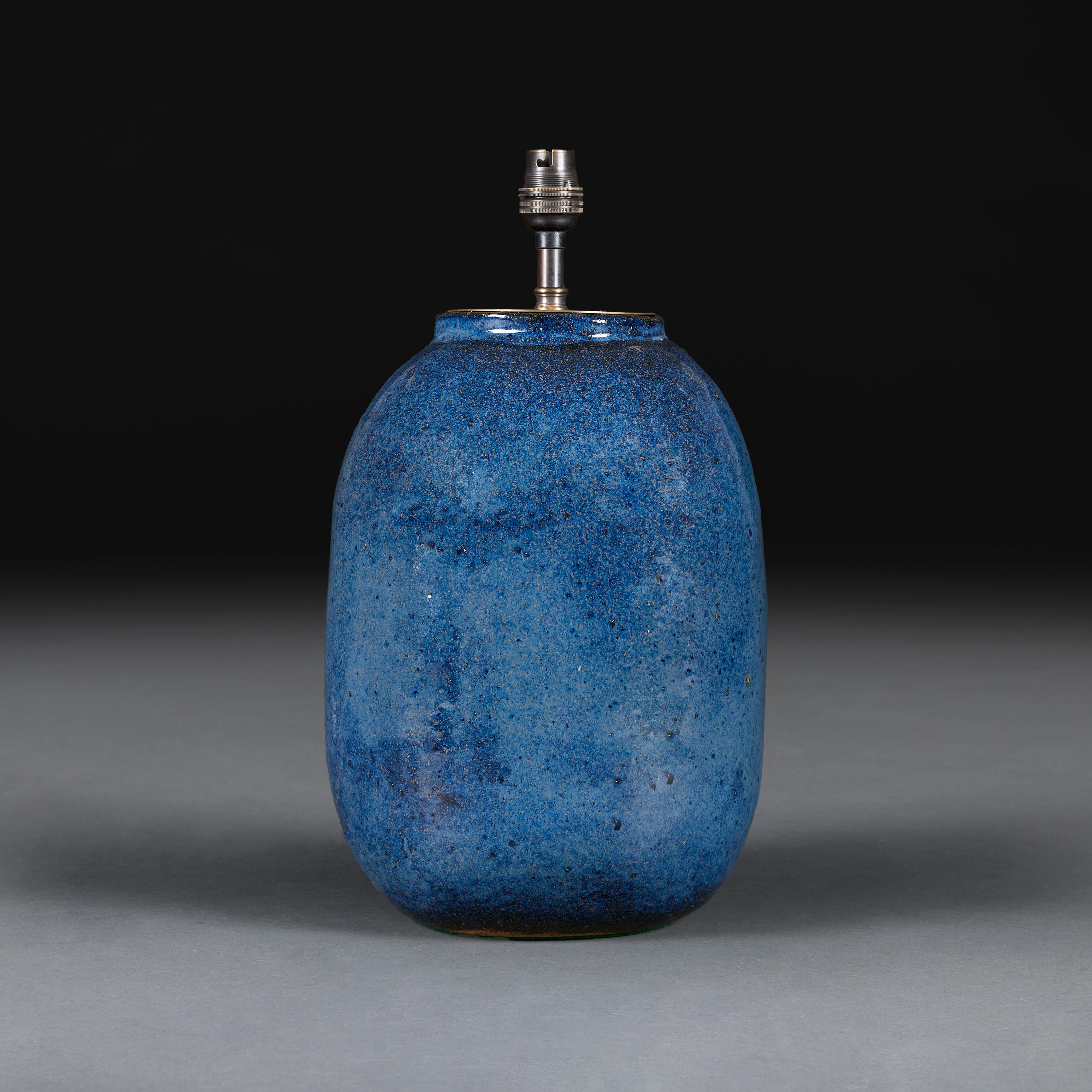 Français Lampe en poterie d'art à glaçure bleue mouchetée du 20e siècle en vente