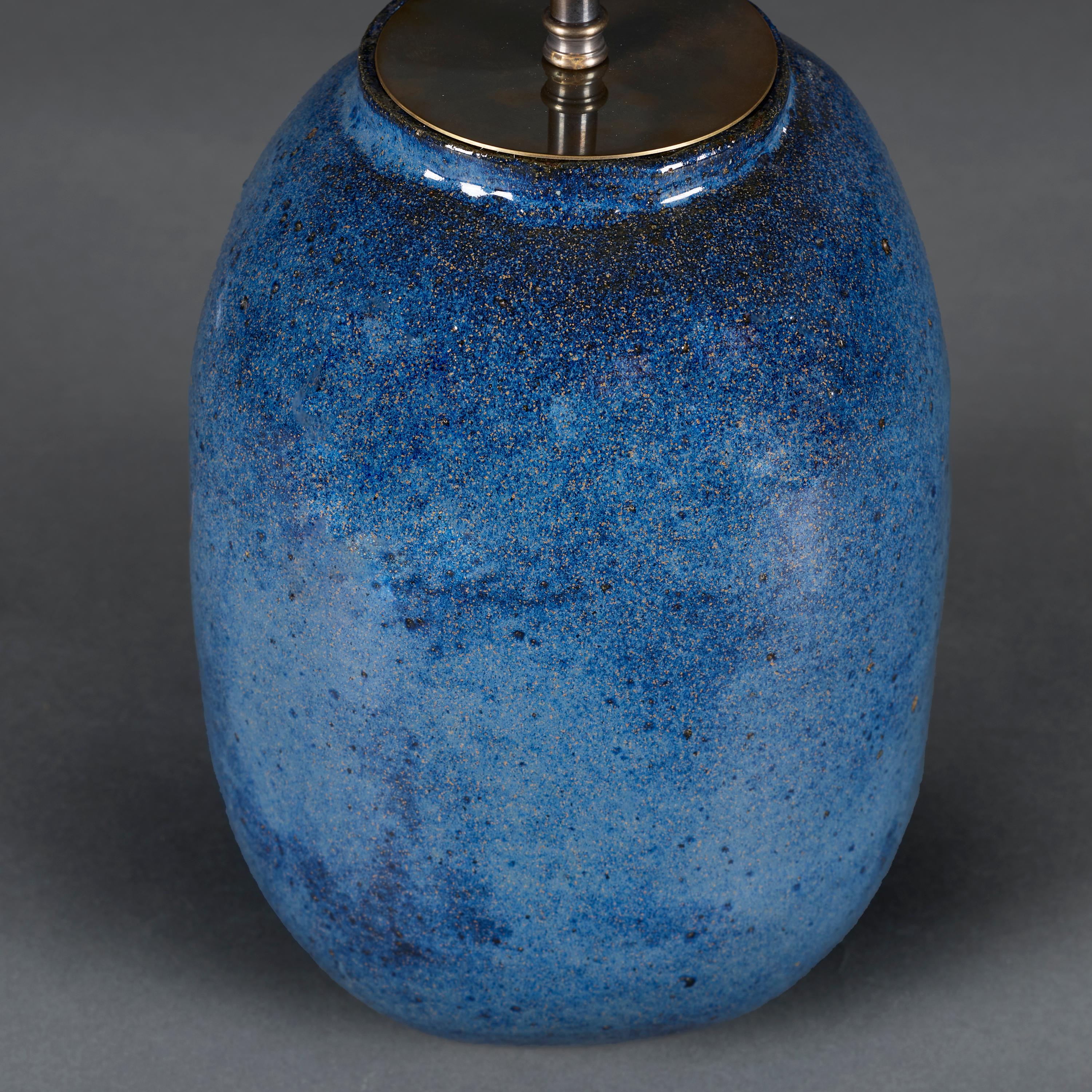 Lampe en poterie d'art à glaçure bleue mouchetée du 20e siècle Bon état - En vente à London, GB