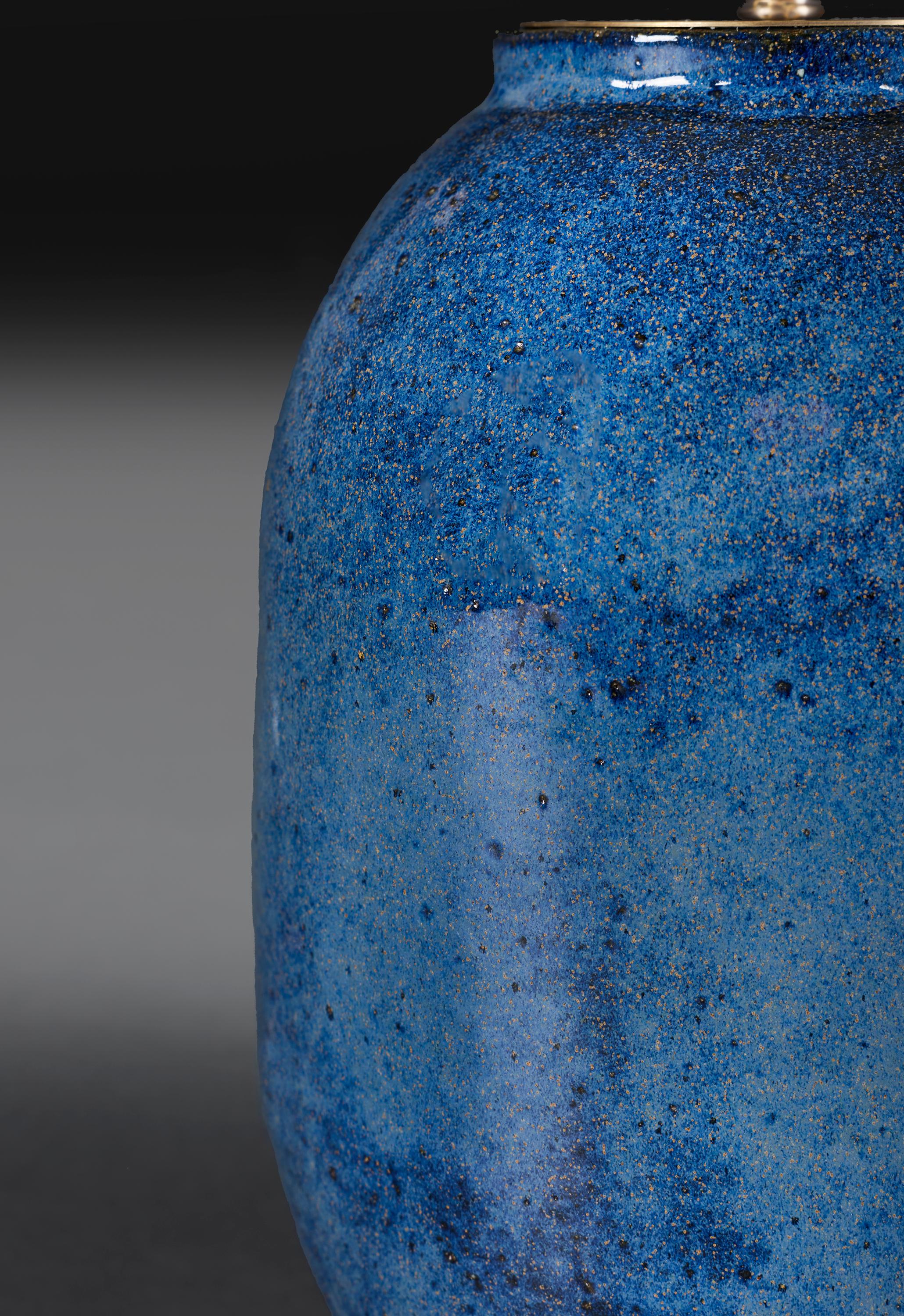 20ième siècle Lampe en poterie d'art à glaçure bleue mouchetée du 20e siècle en vente