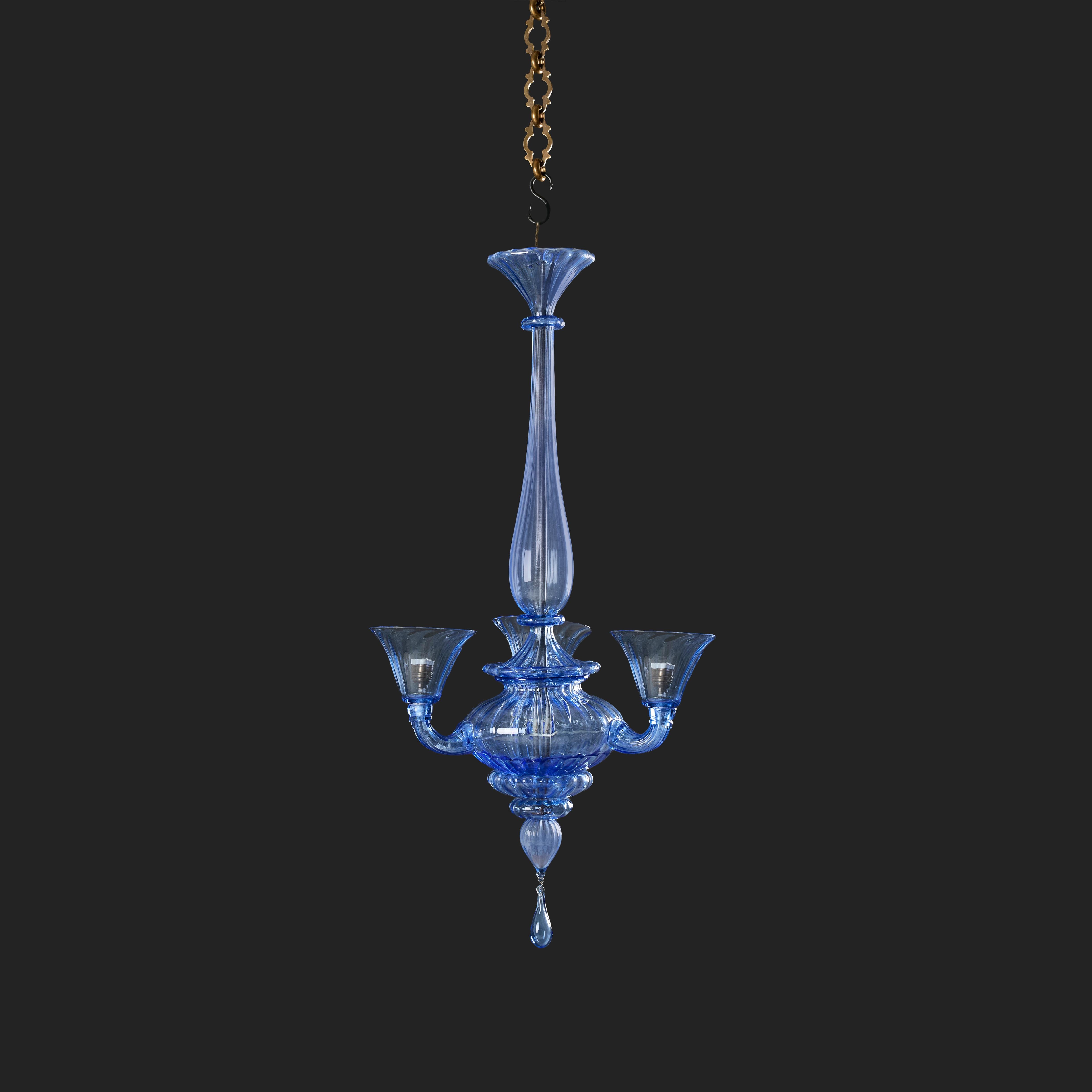 Italie, vers 1940
Lustre de petite taille en verre de Murano bleu bleuet du début du XXe siècle, avec trois bras de bougie se terminant par un fleuron en forme de goutte d'eau.

Hauteur     85.00cm
Largeur      38.00cm

Veuillez noter :
Actuellement