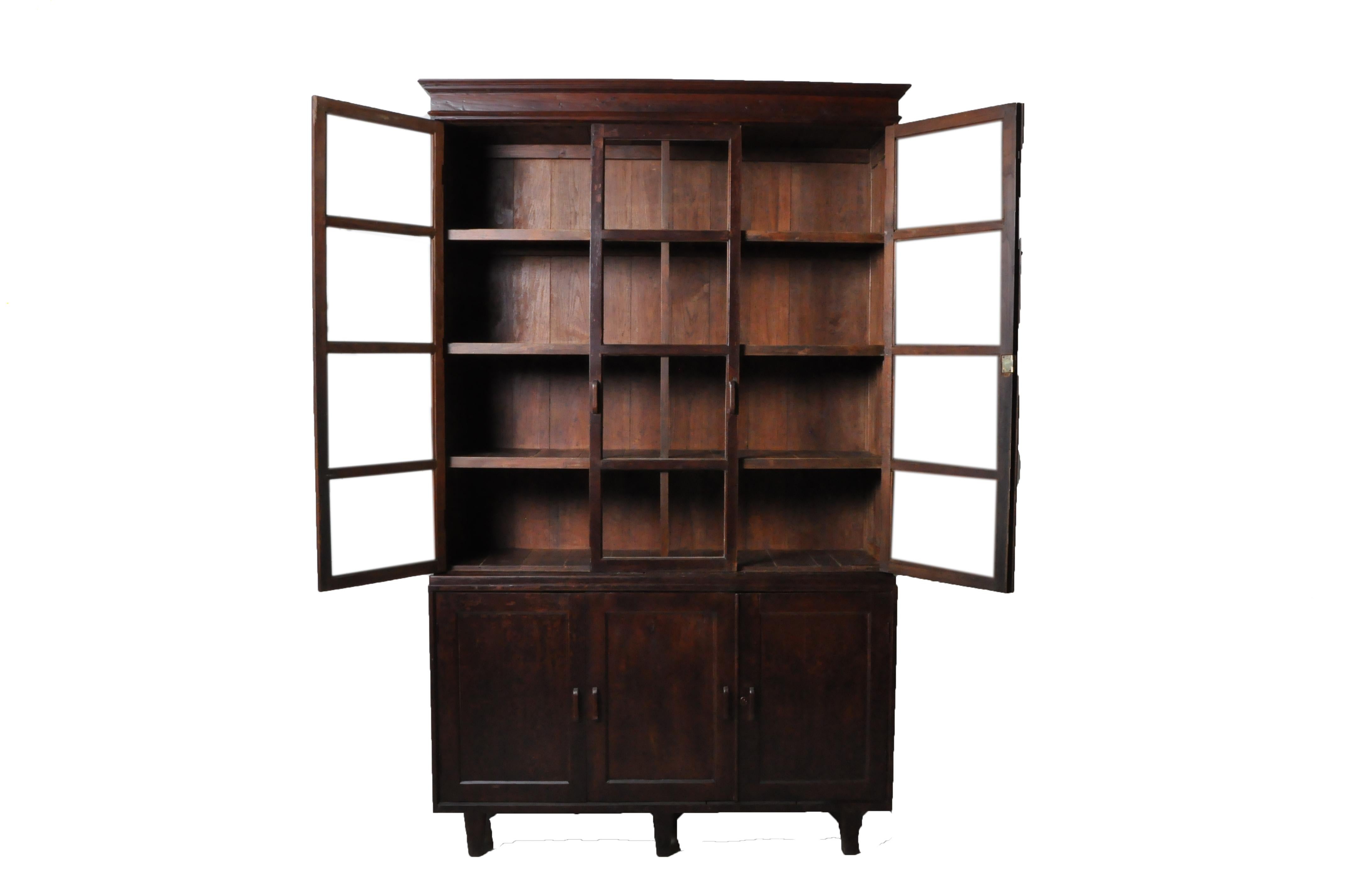 20th Century British Colonial Bookcase with Bottom Storage In Good Condition In Chicago, IL