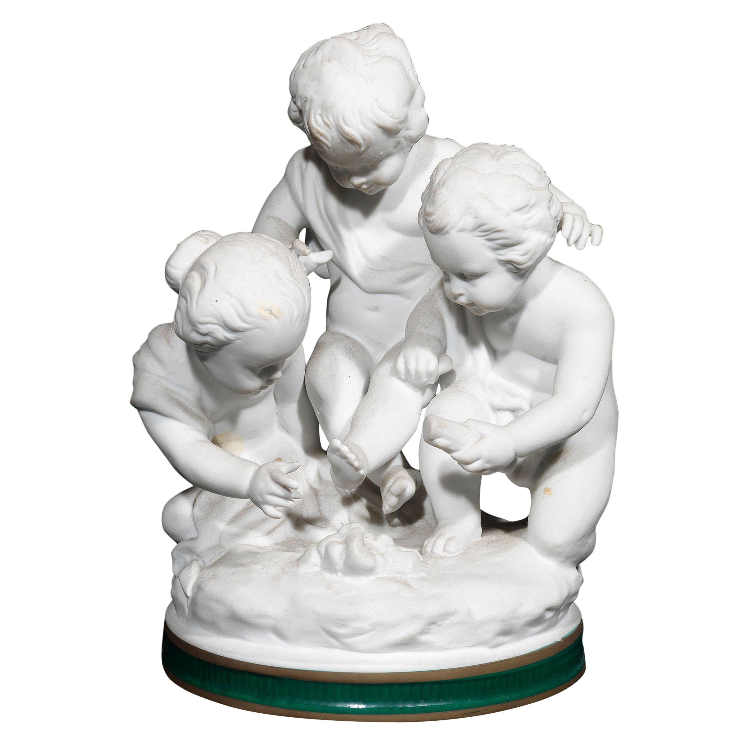 Groupe en biscuit de Capodimonte du 20ème siècle représentant les putti en vente