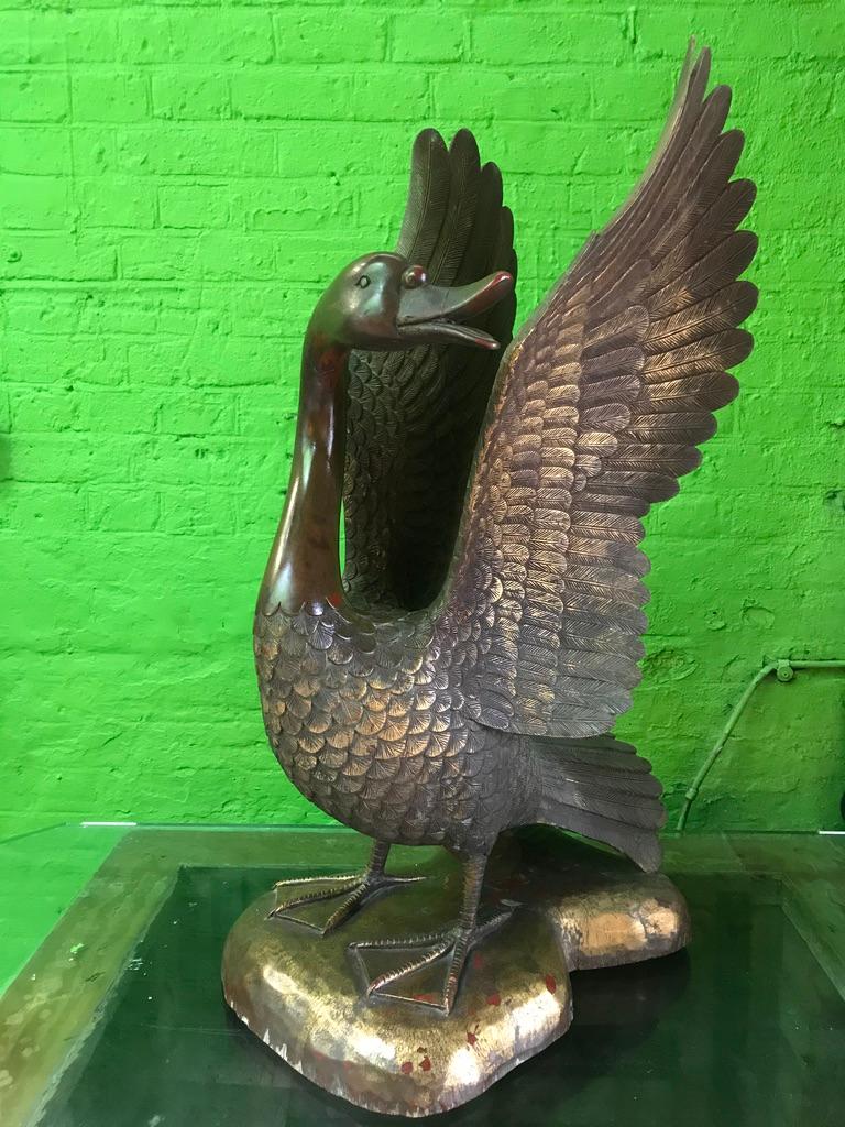 Cygne du 20e siècle en bois sculpté et doré avec des ailes en plumes.