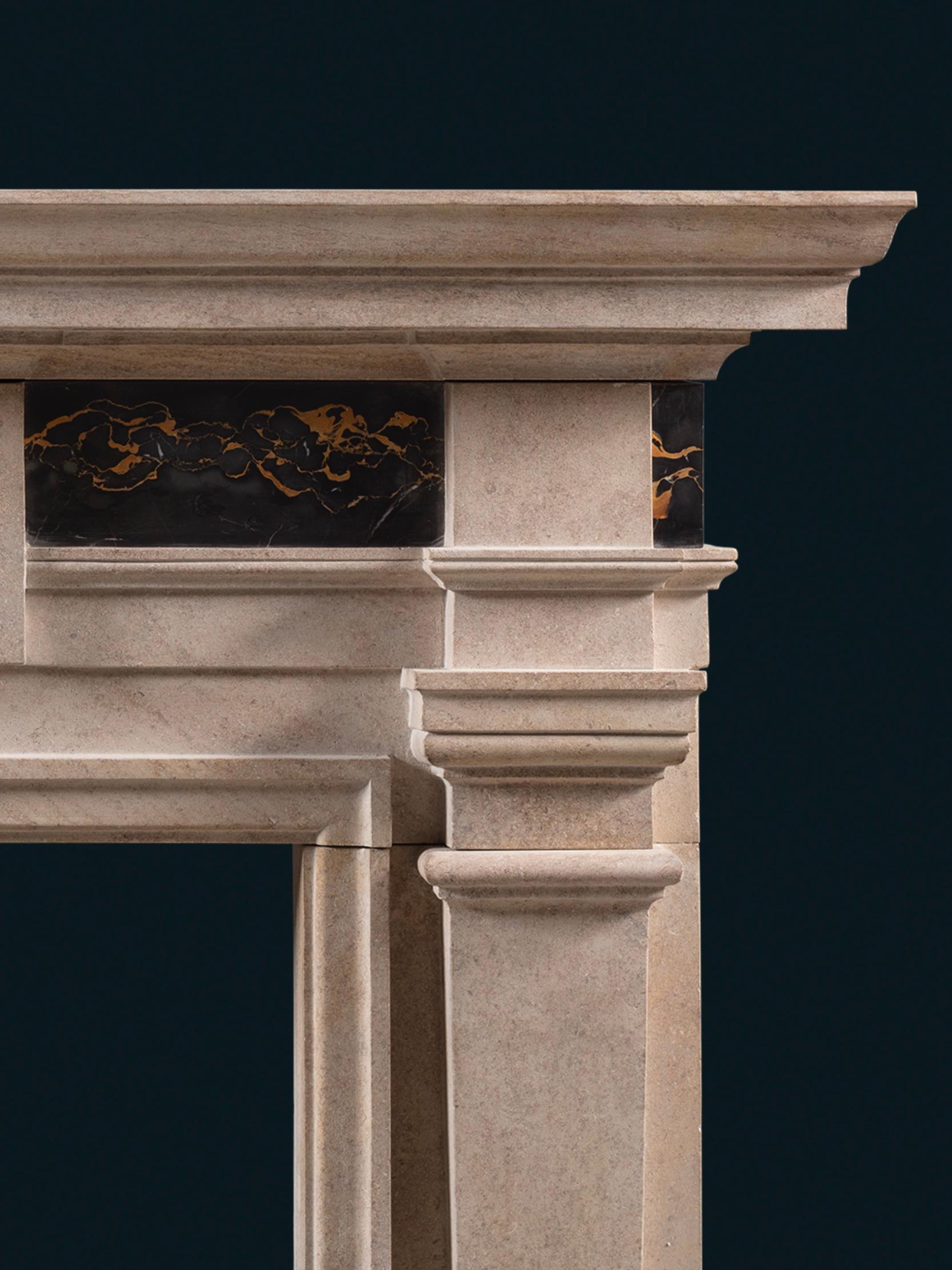 Una chimenea del siglo XX de gran forma arquitectónica y grandes proporciones Tallado en venta