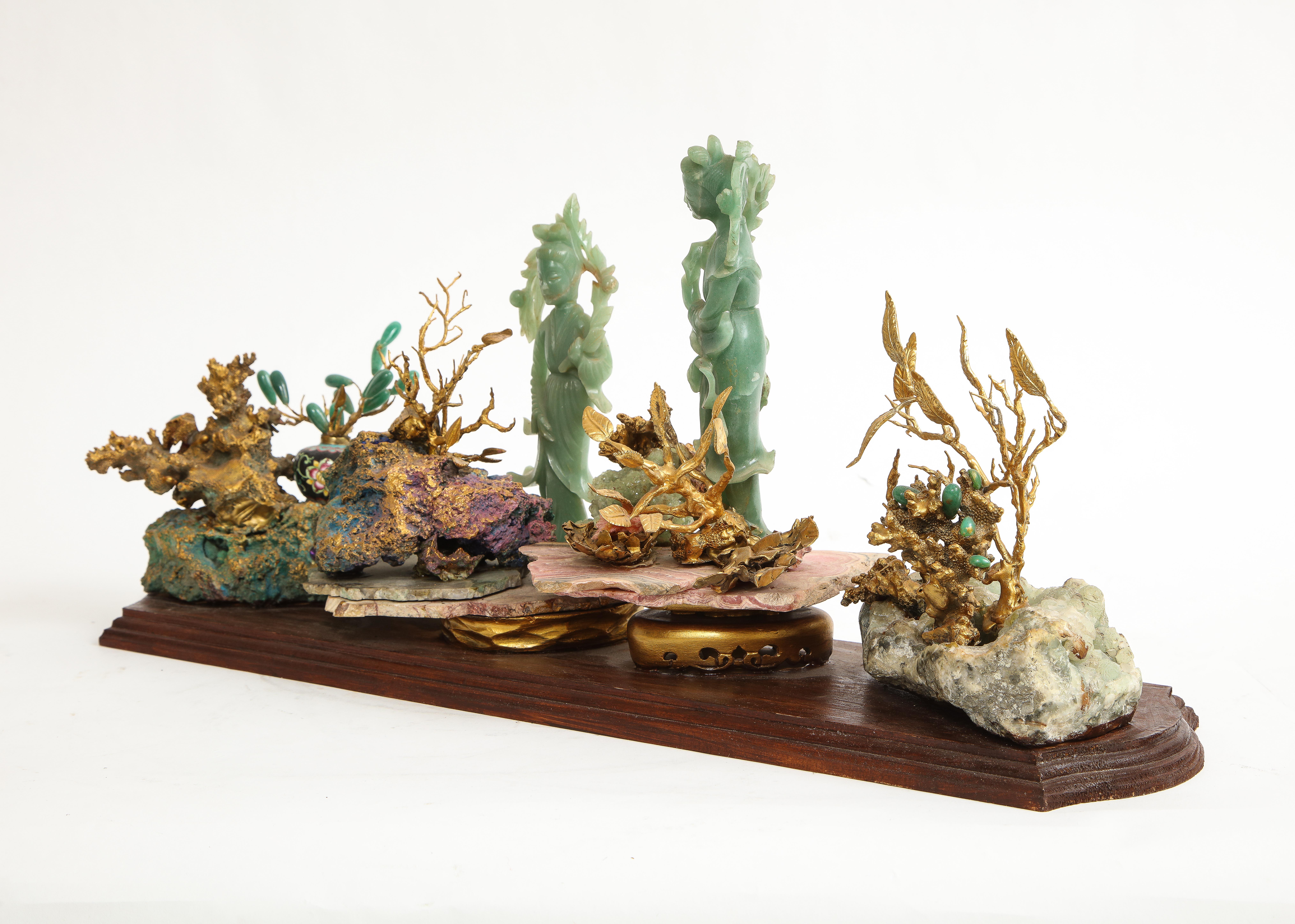 Chinesisches Schreibtisch-Accessoire/Skulptur aus Jade, Cloisonné und vergoldetem Metall des 20. Jahrhunderts (Handgeschnitzt) im Angebot