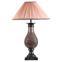 Une lampe en faux porphyre du XXe siècle