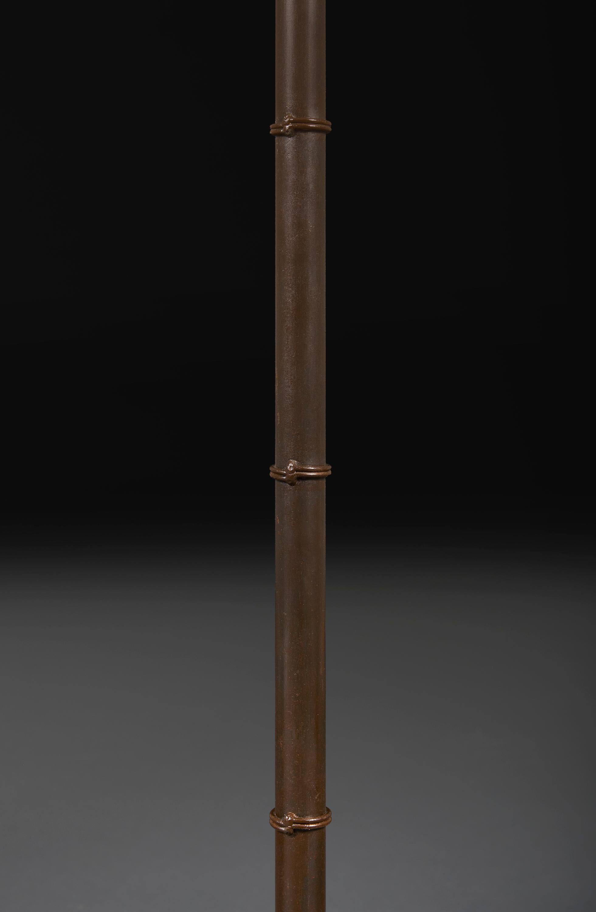 Lampada da terra in ferro patinato francese del XX secolo In condizioni buone in vendita a London, GB