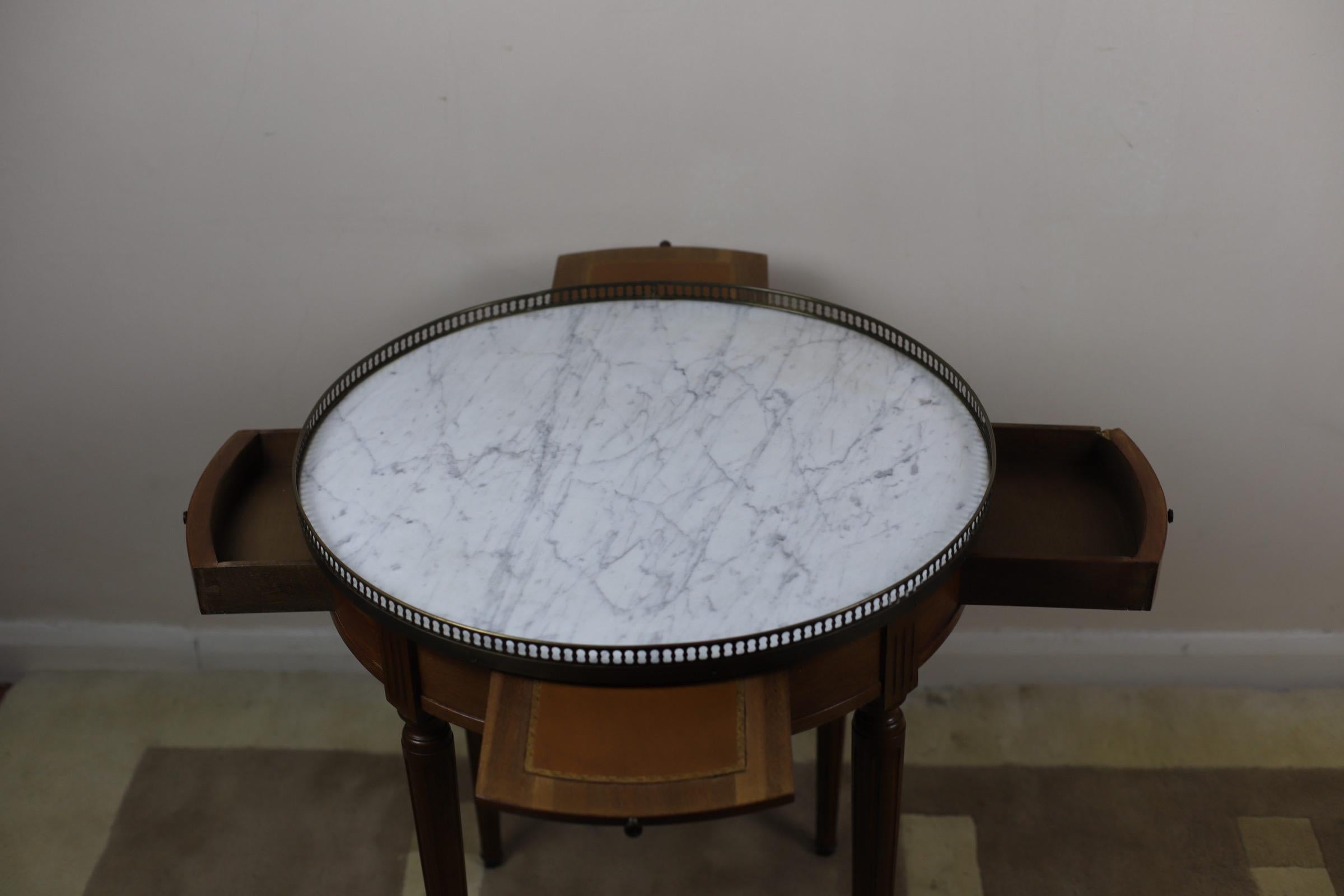 British 20th Century French Walnut White Marble-Topped Guéridon Centre Table For Sale