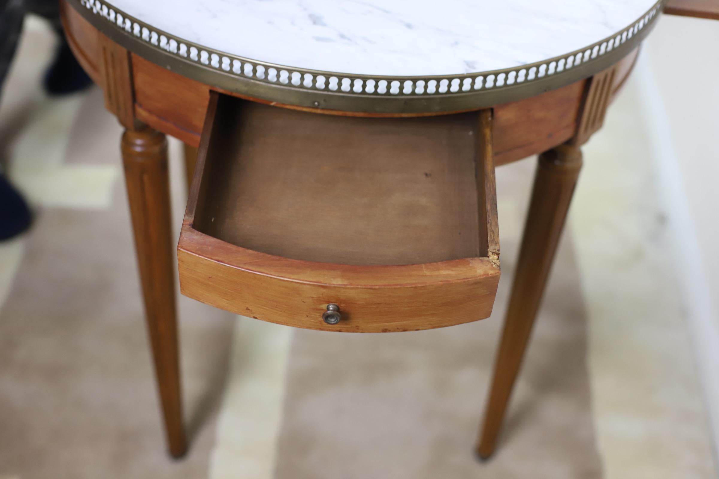 20th Century French Walnut White Marble-Topped Guéridon Centre Table In Good Condition For Sale In Crawley, GB