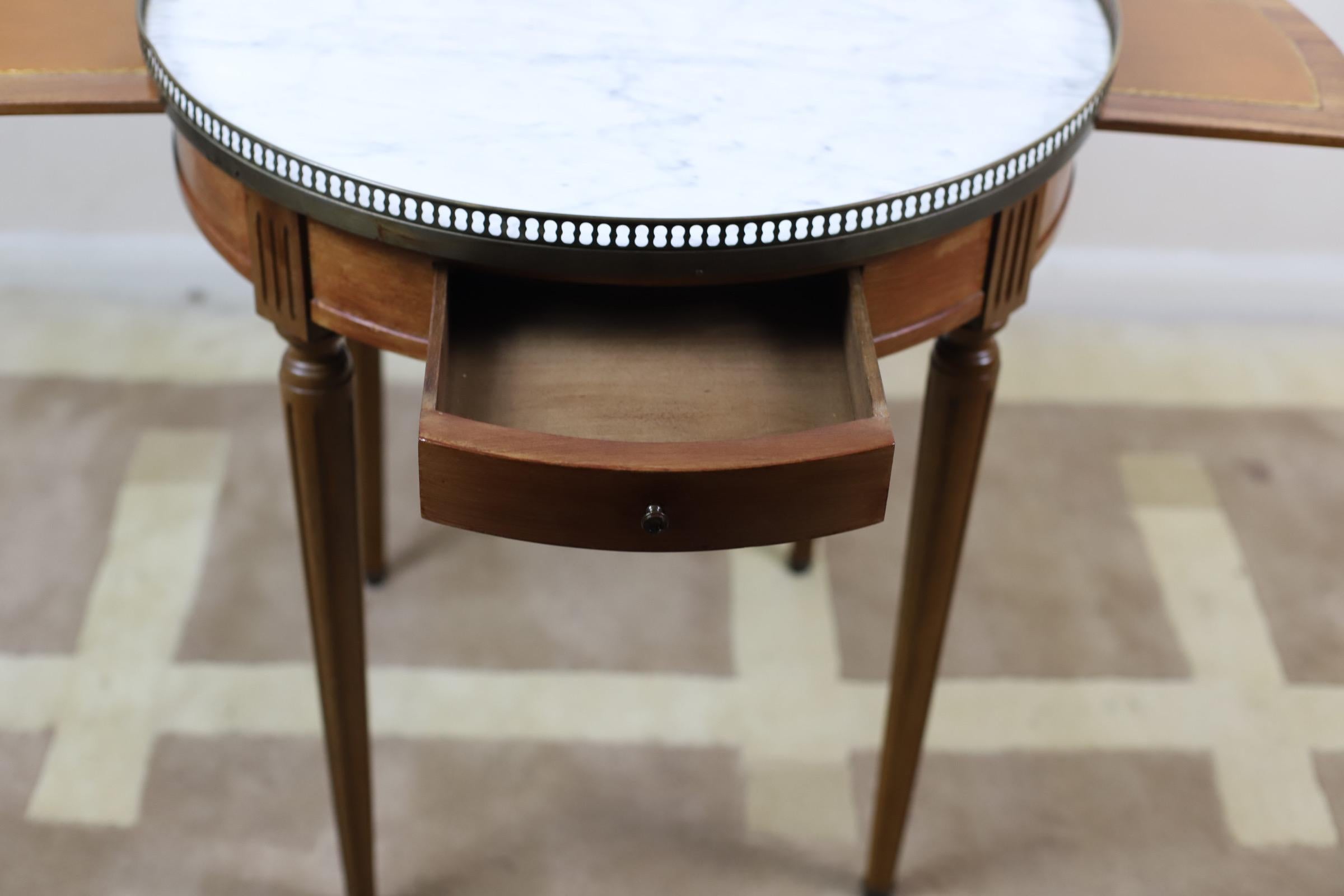 20th Century French Walnut White Marble-Topped Guéridon Centre Table For Sale 1