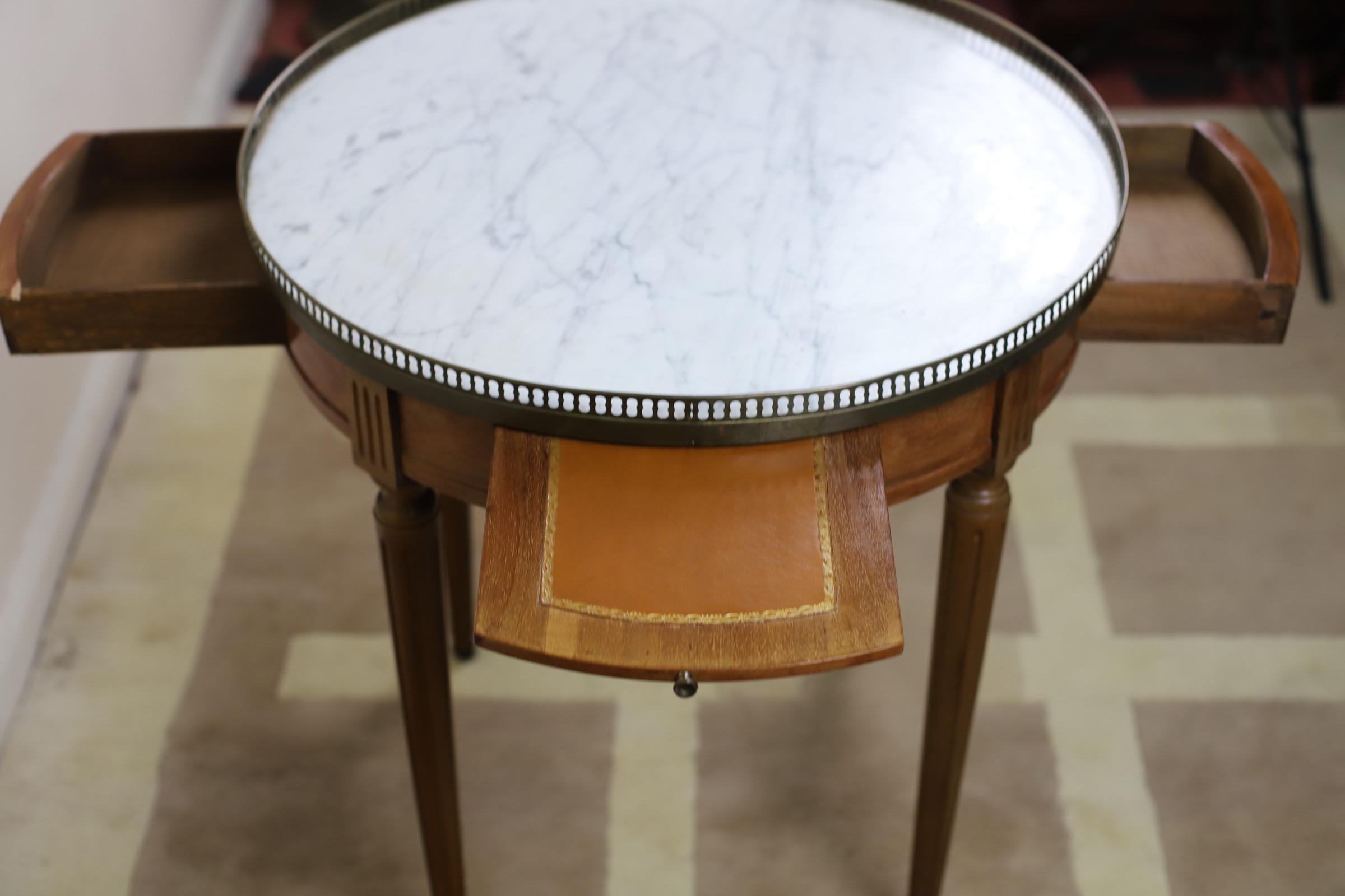 20th Century French Walnut White Marble-Topped Guéridon Centre Table For Sale 2