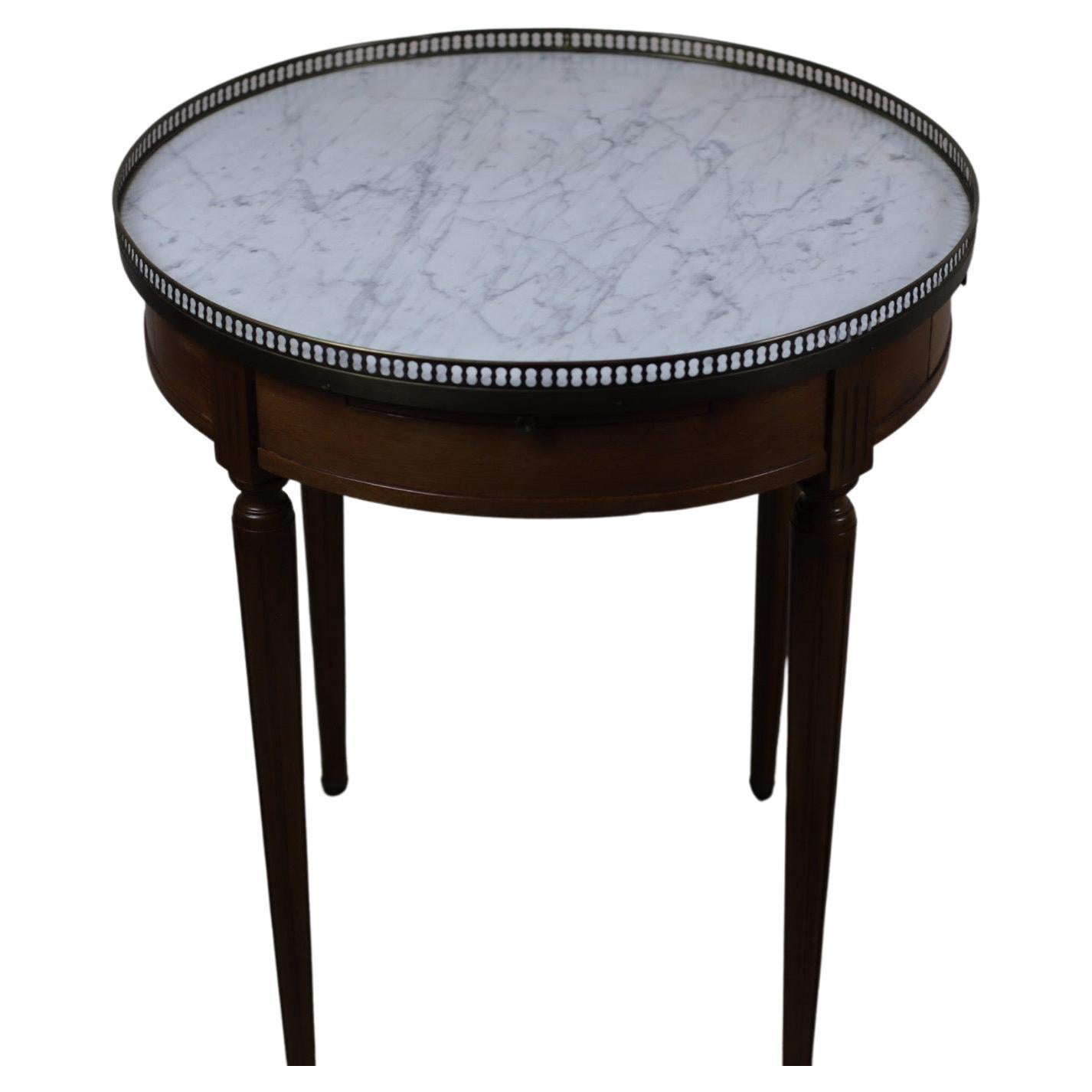 Französischer Guéridon-Tisch mit weißer Marmorplatte aus Nussbaum des 20.