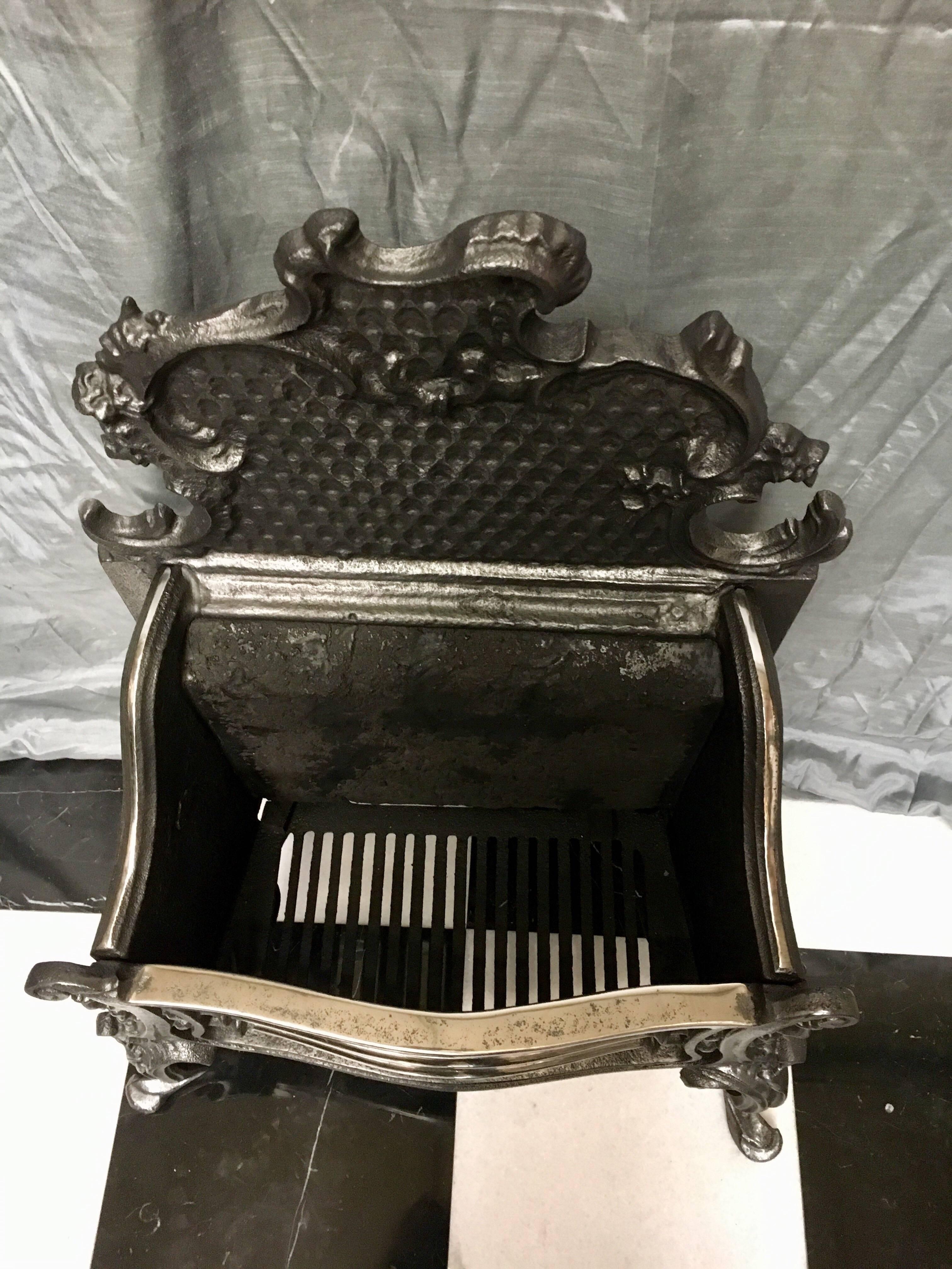 Rococo Grille de panier de cheminée rococo en fonte de style géorgien du 20ème siècle en vente