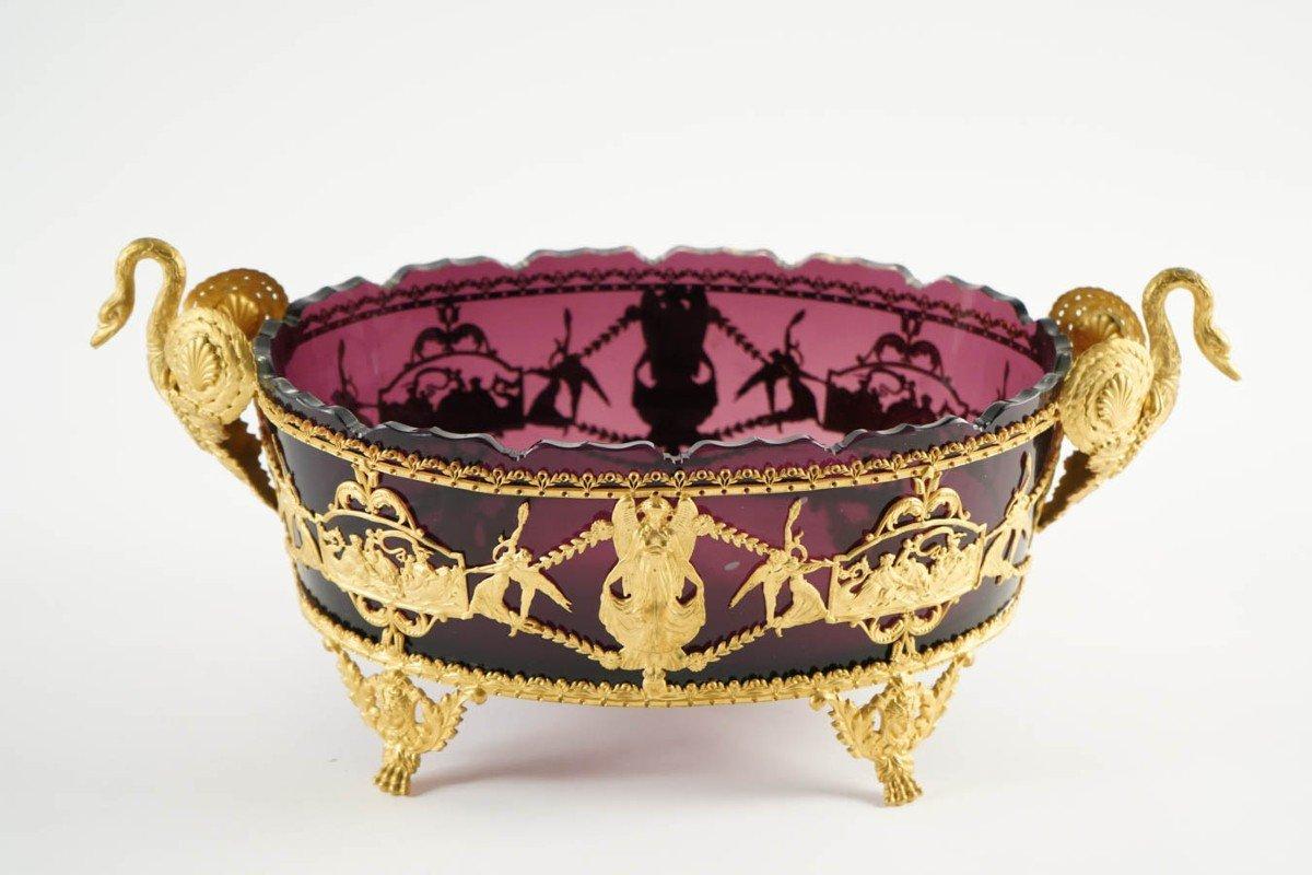 A 20th century gilt bronze and cut crystal plum bowl
With ormolu swan head handles on both sides
Early 20th century
Art Nouveau style
In perfect condition
Width from swan to swan: 42 cm
height to swan: 19 cm.