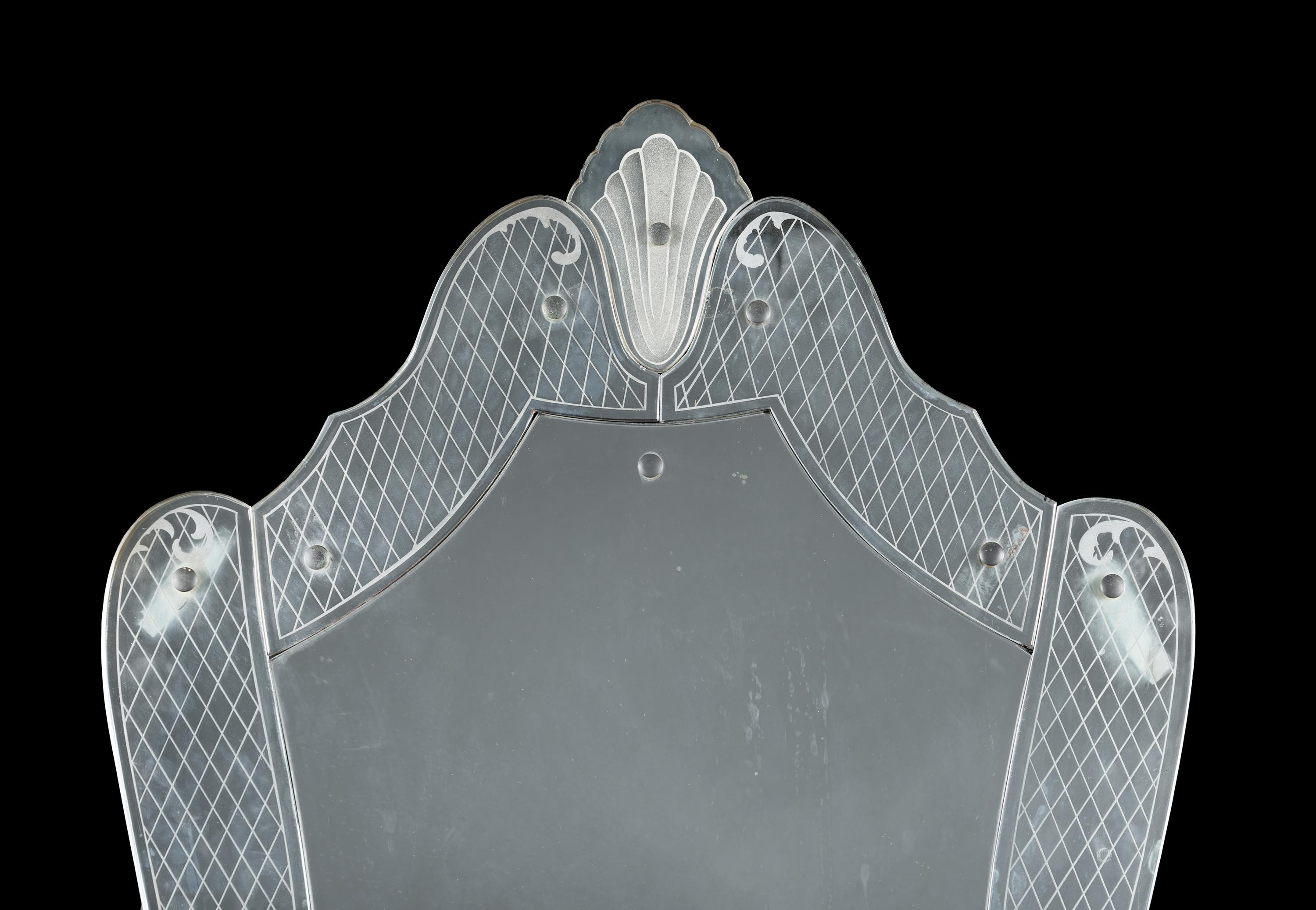 Italia, circa 1940

An early twentieth century shield form mirror with etched crosshatching to the segmented glass borders, designed by Pietro Chiesa for Fontana Arte. 

Altezza   107.00cm
Larghezza   73.00cm