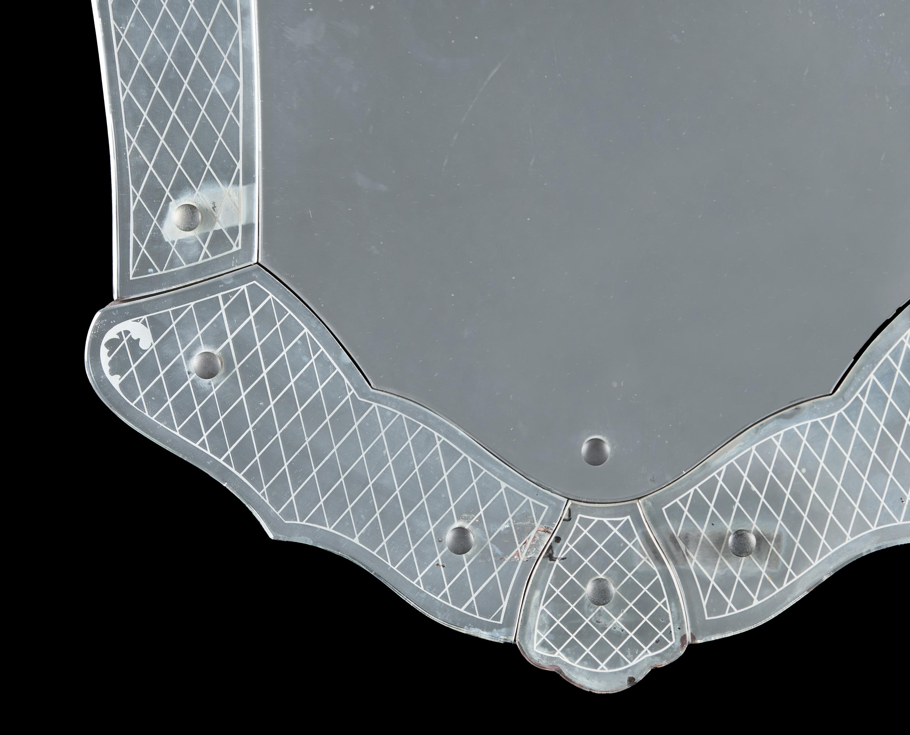 Italiano Specchio a scudo in vetro del XX secolo di Pietro Chiesa in vendita