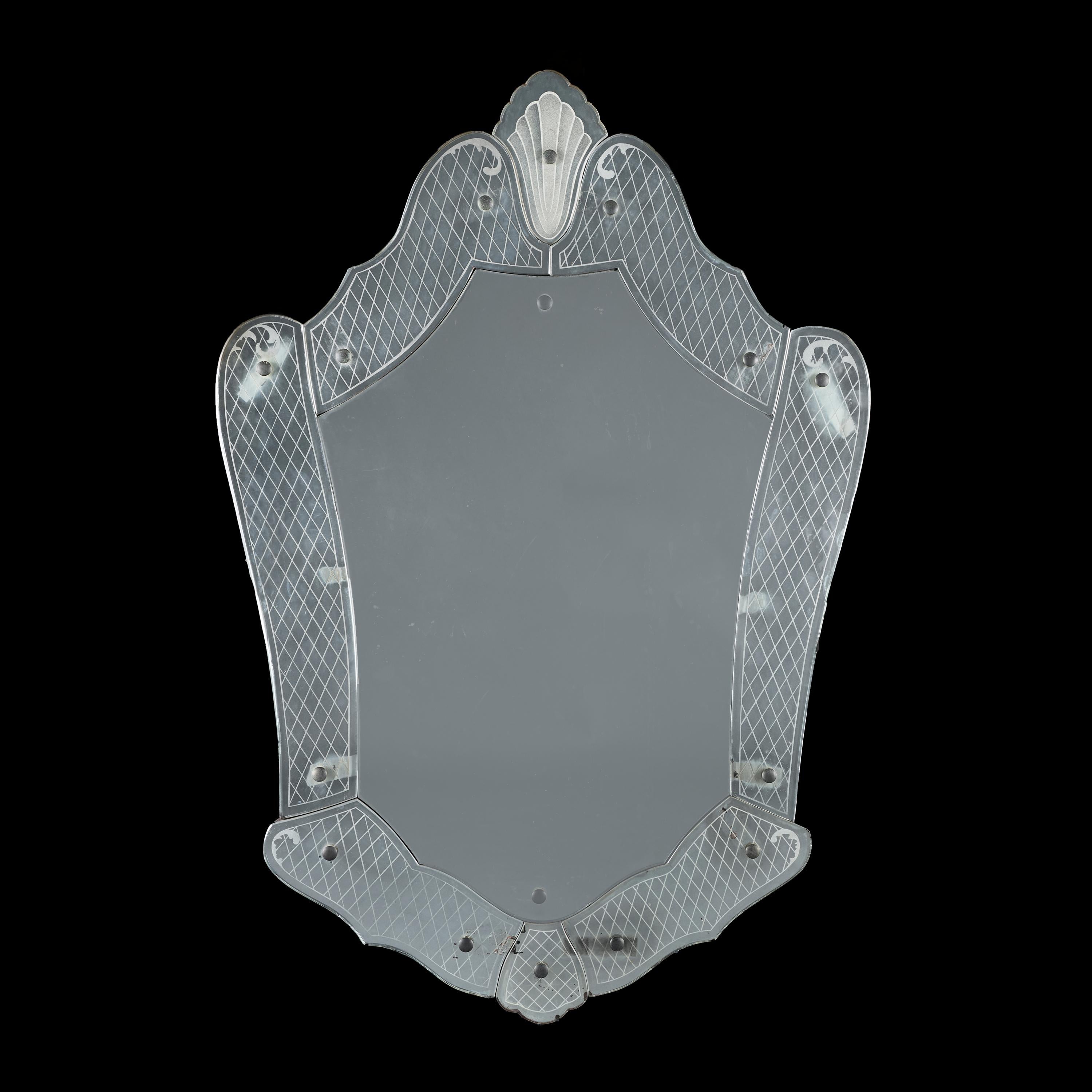 Specchio a scudo in vetro del XX secolo di Pietro Chiesa In condizioni buone in vendita a London, GB