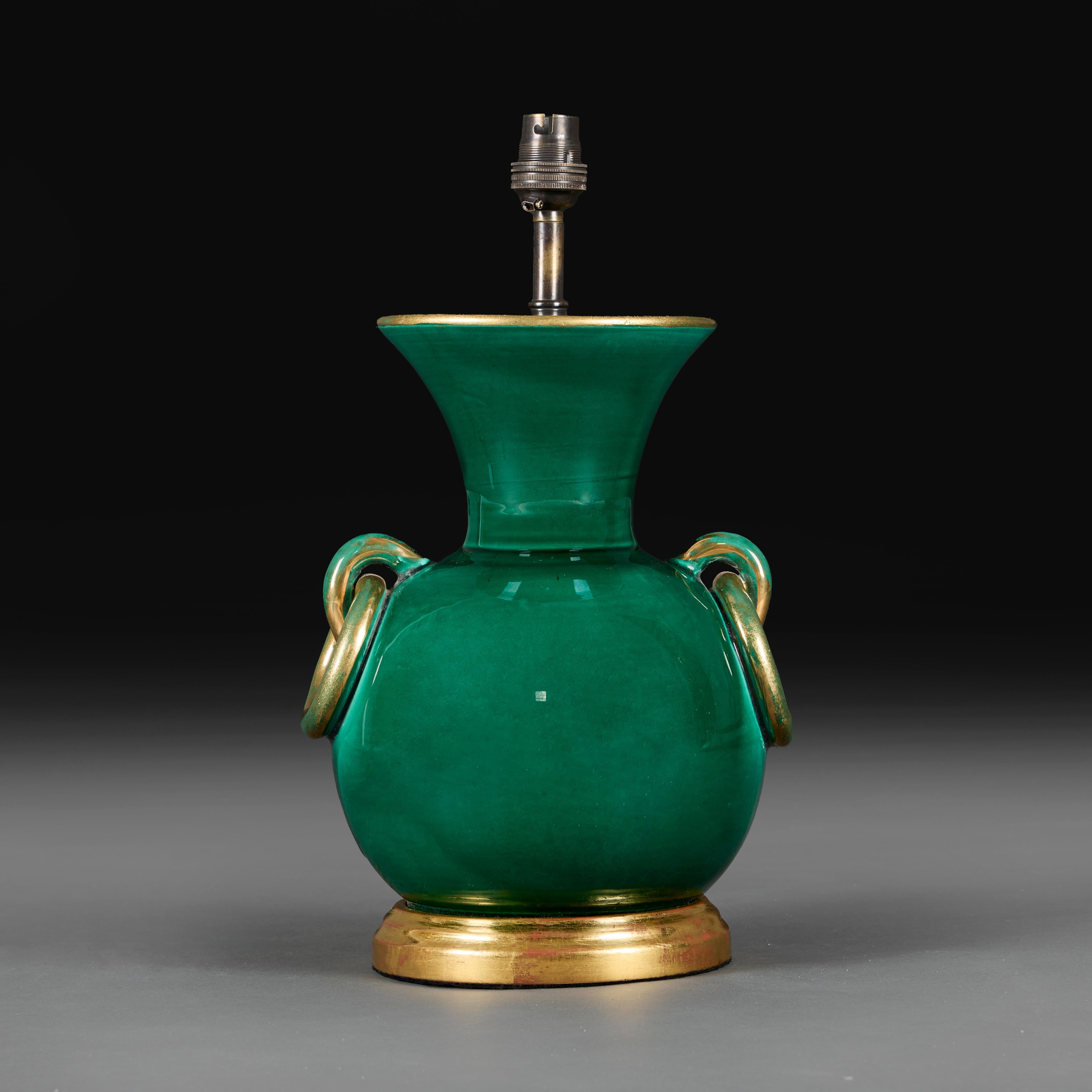 Lámpara de mesa Art Déco italiana del siglo XX, verde y dorada Art Decó en venta