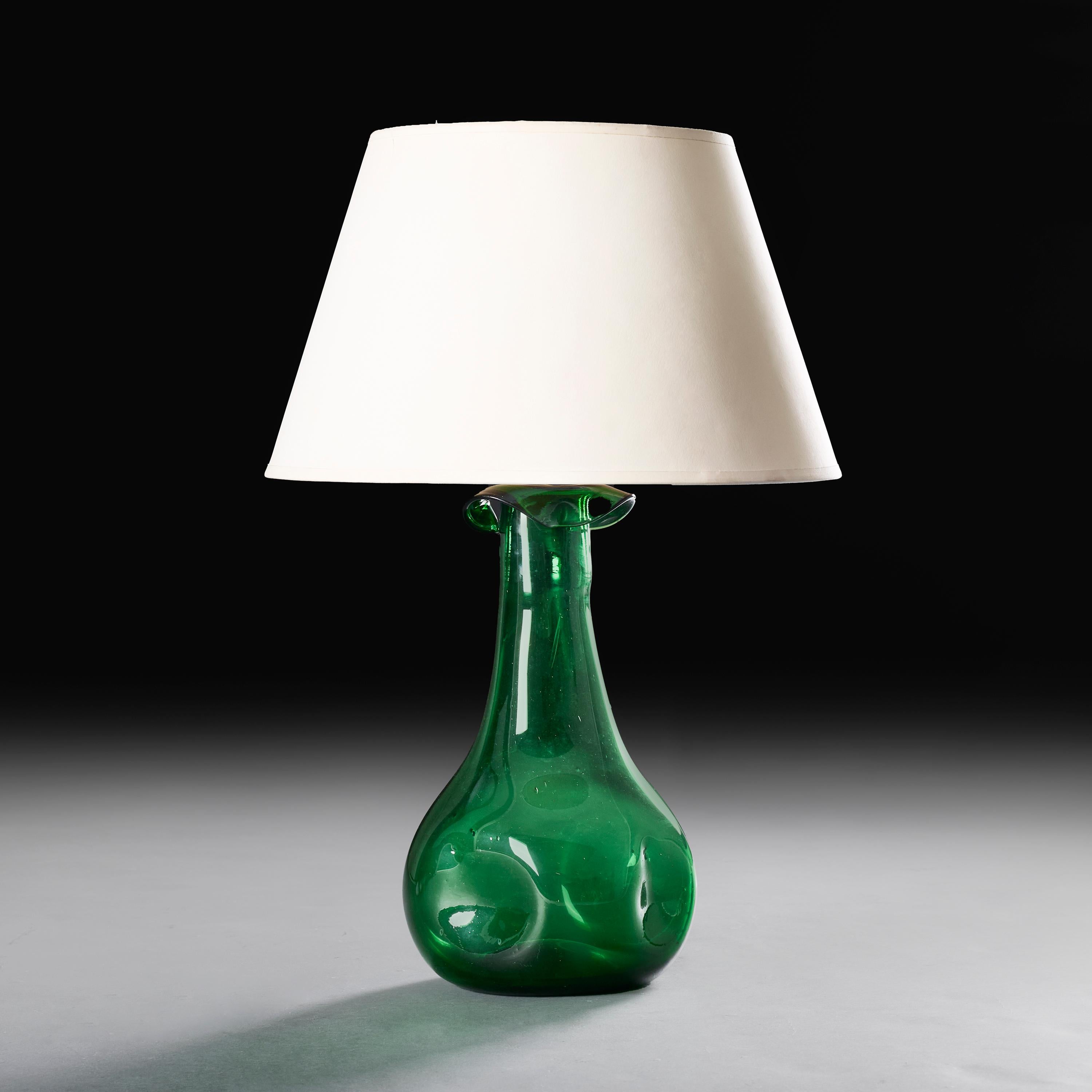 Italien, um 1940

Italienische Vase aus grünem Empoli-Glas des 20. Jahrhunderts in Flaschenform mit gewölbtem Körper und gefaltetem Rand, jetzt als Lampe montiert.

Höhe 35,50 cm
Höhe mit Schirm 60,50cm
Durchmesser 20.00cm

Bitte