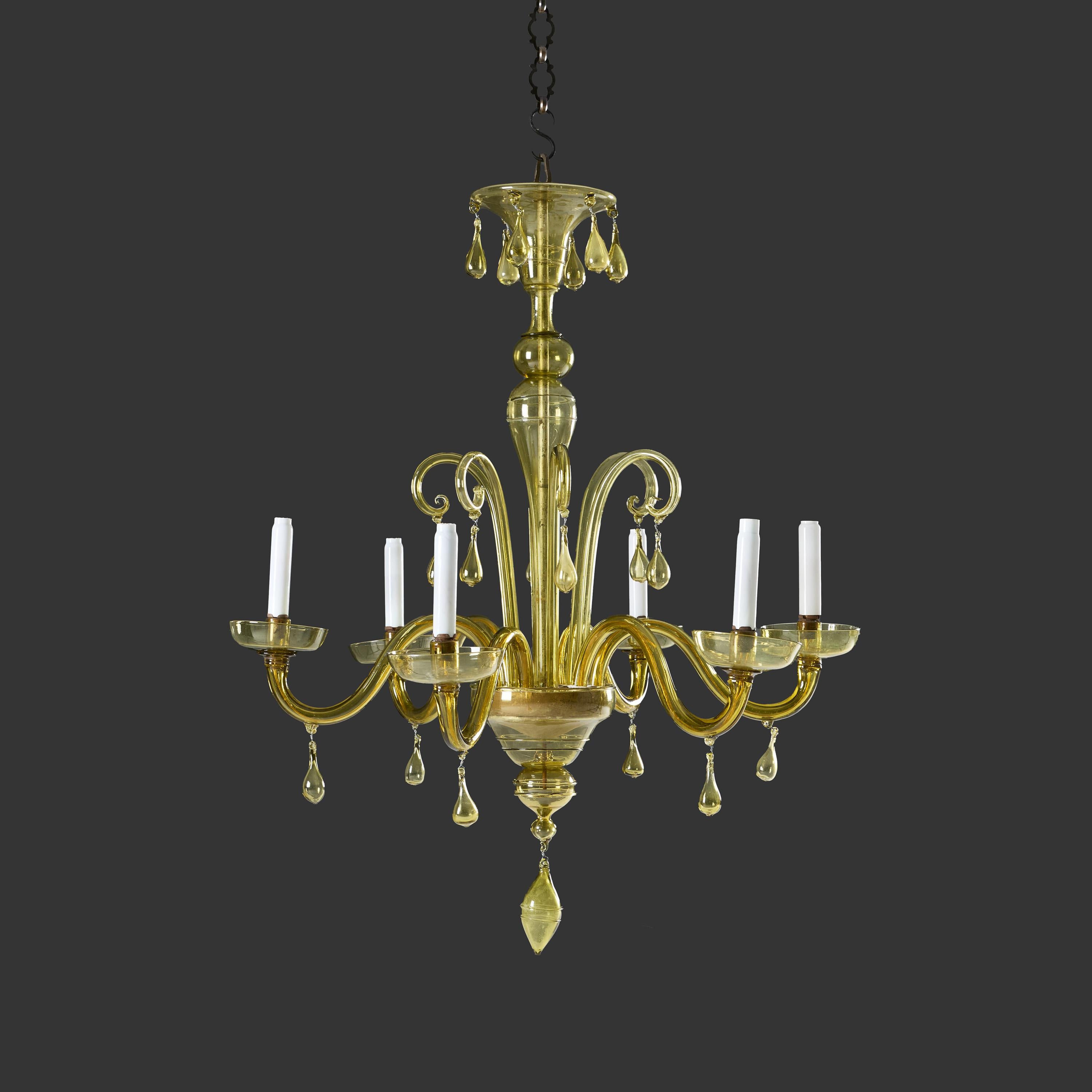 Italie, vers 1950

Lustre en verre de Murano du milieu du XXe siècle, de couleur vert pâle, dont la tige centrale est montée avec des rinceaux et six bras de bougie avec des plateaux d'égouttage, tous avec des gouttelettes de verre