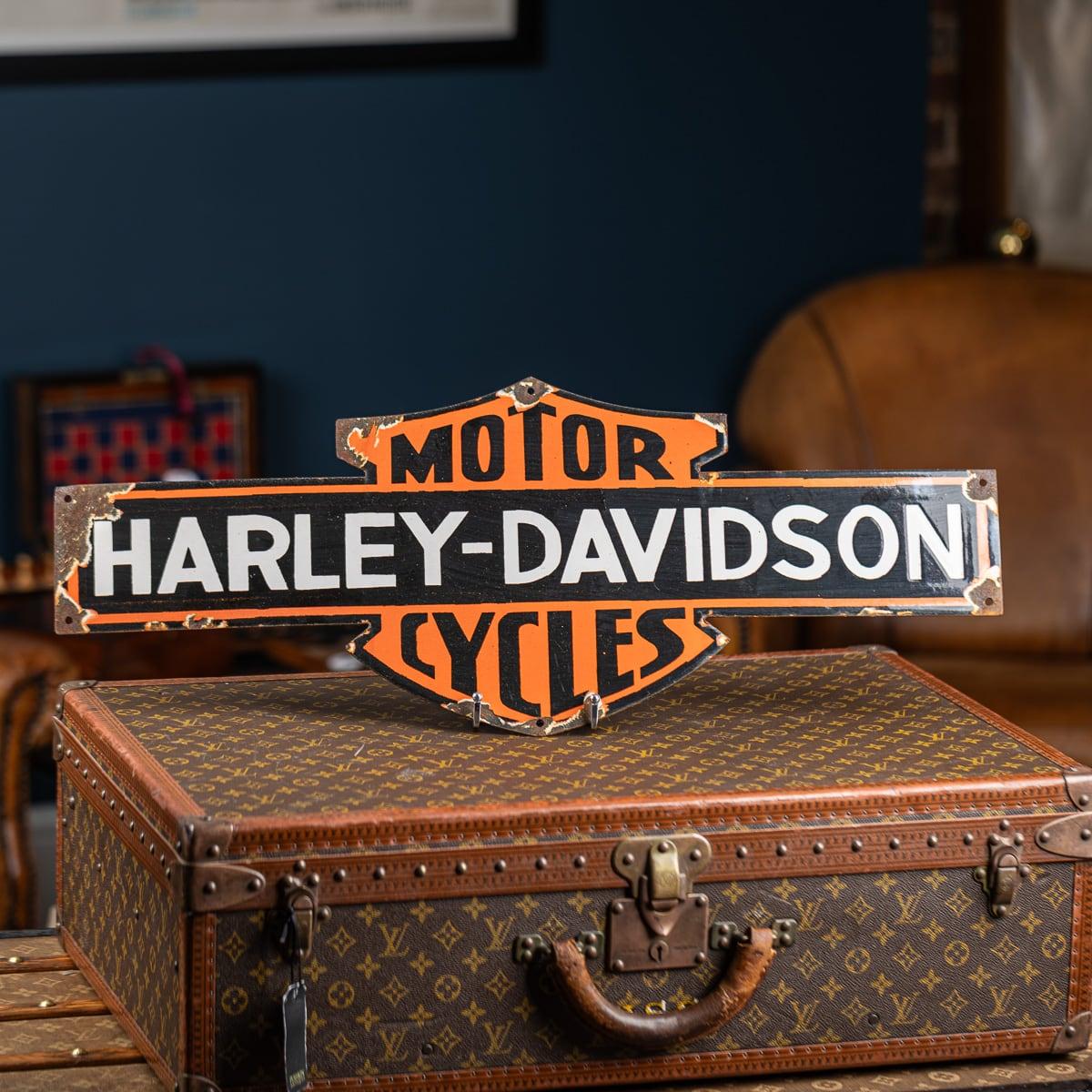 Un'insegna pubblicitaria smaltata del XX secolo di Harley Davidson Motorcycles. Un fantastico pezzo da parete per un appassionato di motociclette.

Harley Davidson, fondata nel 1903 a Milwaukee, Wisconsin, è un'iconica casa motociclistica americana
