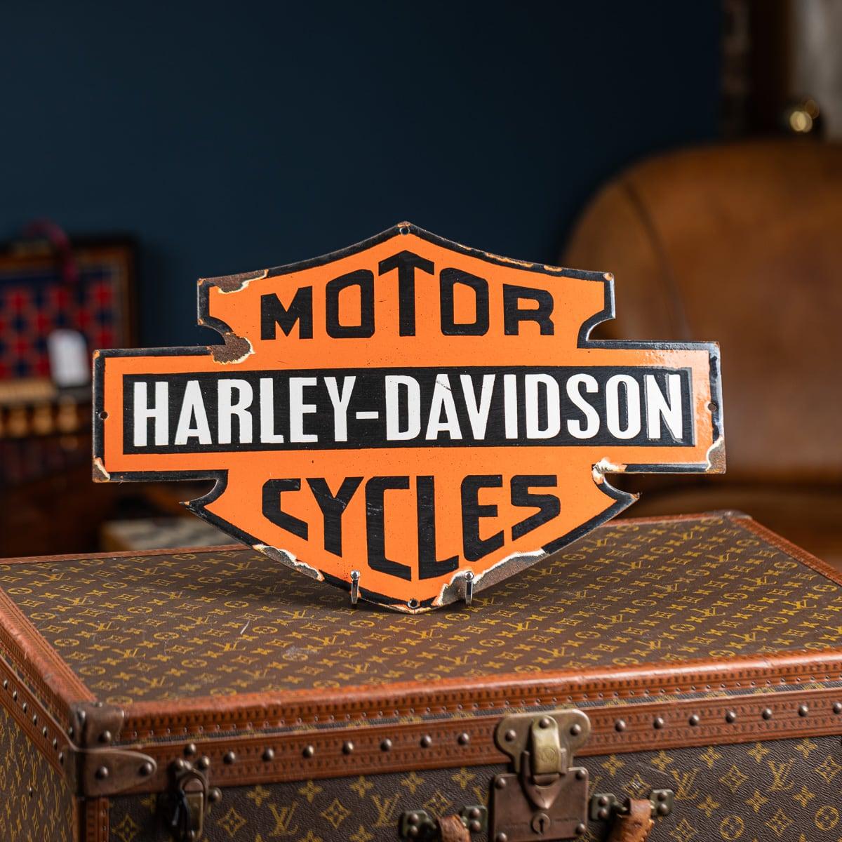 Un'insegna pubblicitaria smaltata del XX secolo di Harley Davidson Motorcycles. Un fantastico pezzo da parete per un appassionato di motociclette.

Harley Davidson, fondata nel 1903 a Milwaukee, Wisconsin, è un'iconica casa motociclistica americana