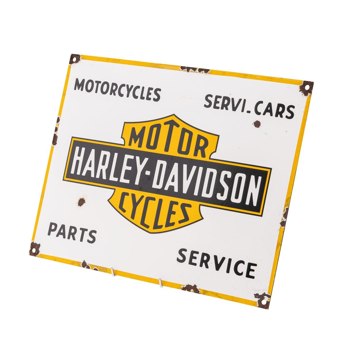 Cartel publicitario esmaltado de las motocicletas Harley Davidson del siglo XX. Ofrece motos nuevas, coches servi, piezas y servicio. Una fantástica pieza de pared para cualquier apasionado de las motos.

Harley-Davidson, fundada en 1903 en