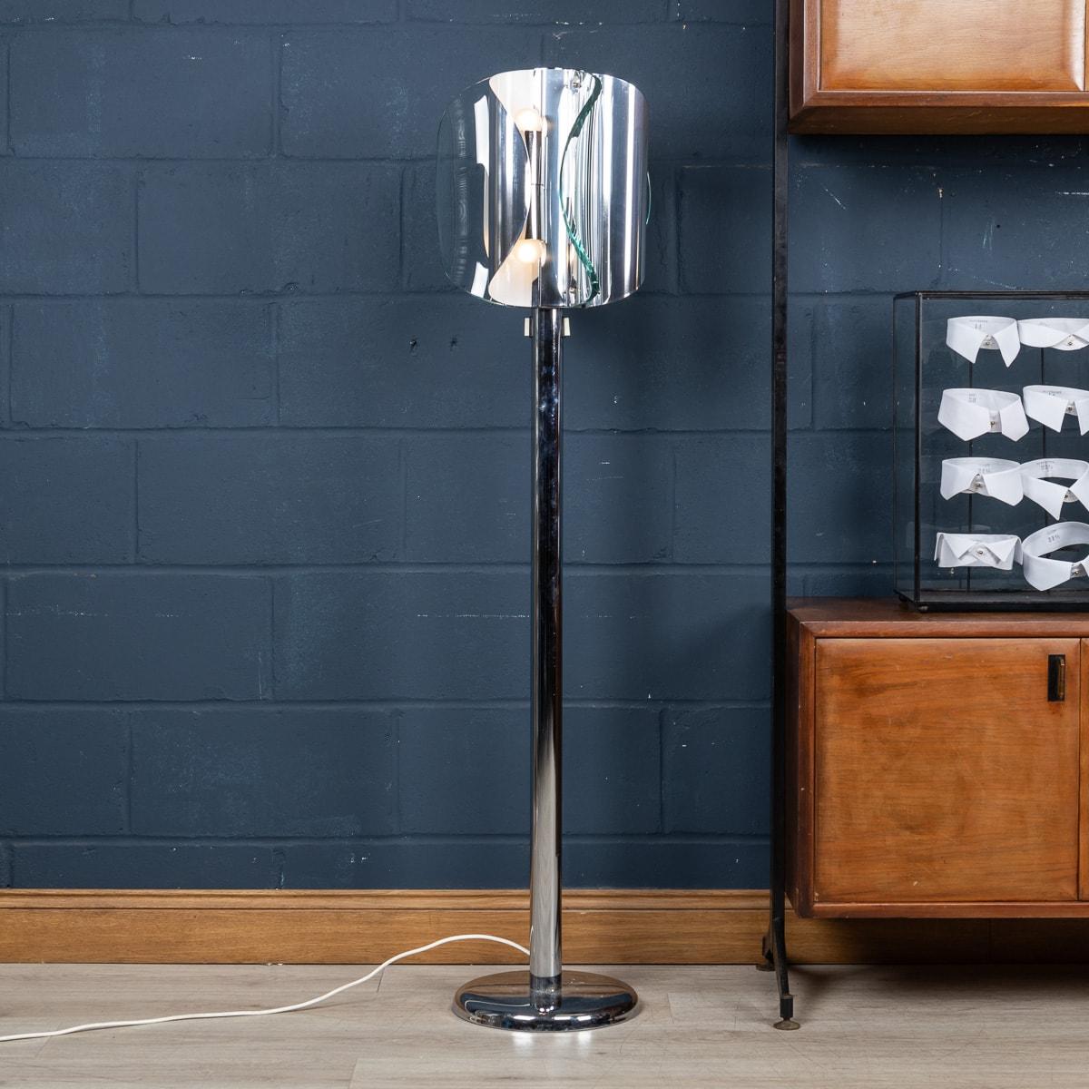 Un superbe lampadaire attribuable à ou au moins dans le style de Fontana Arte datant des années 1970. Une période faste pour le design italien, avec des objets qui semblent aussi pertinents aujourd'hui qu'il y a un demi-siècle. La lampe est dotée