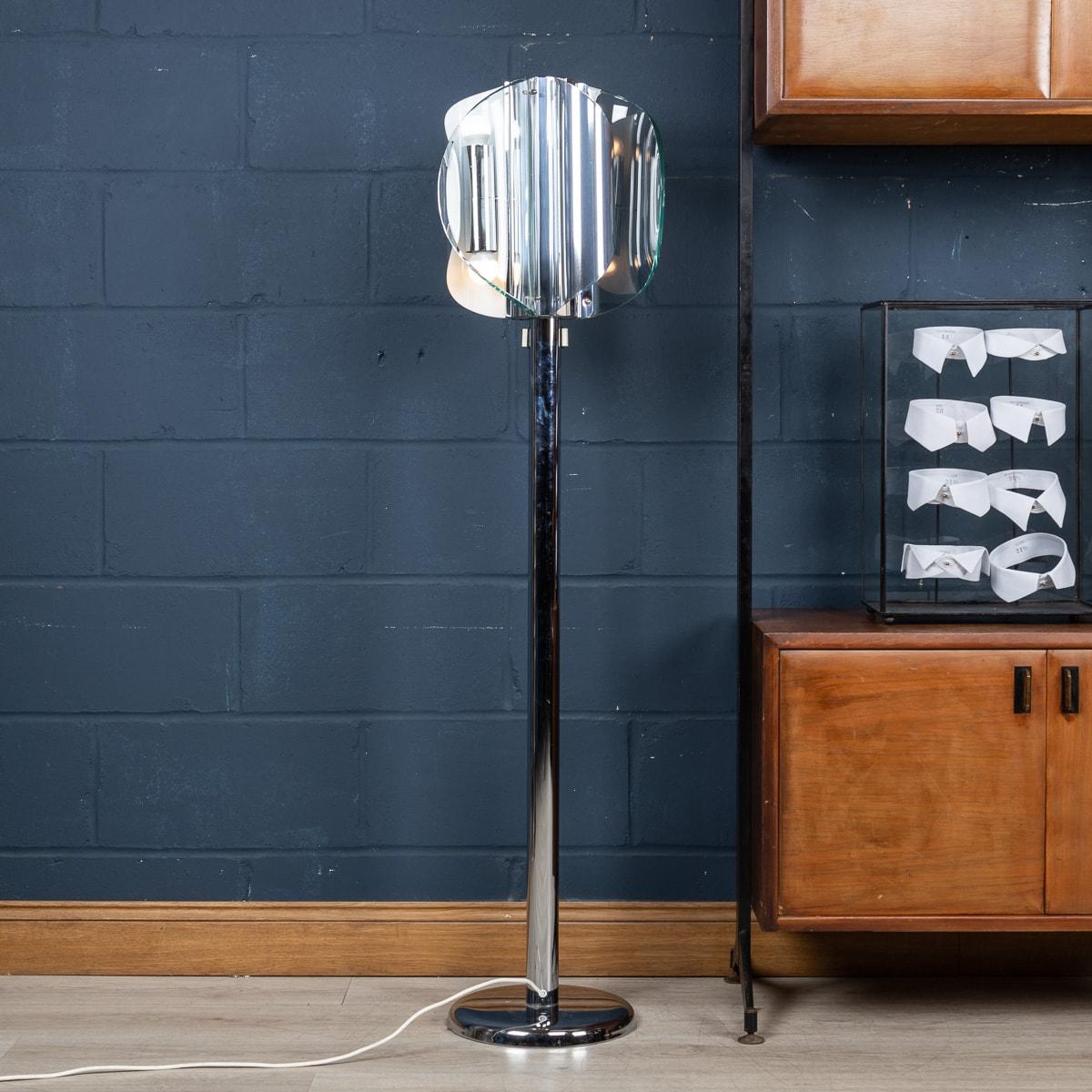 Métal Lampadaire italien du 20e siècle en chrome et verre attribué à Max Ingrand en vente