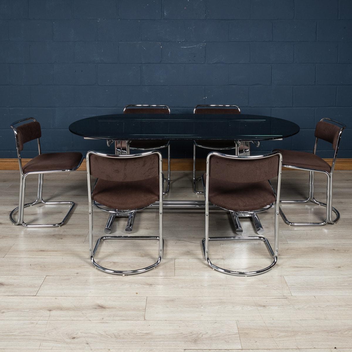 Entrez dans l'incarnation de la sophistication moderne du milieu du siècle avec cet ensemble de salle à manger exquis tout droit sorti de l'époque stylée de l'Italie des années 1970. La suite est composée d'une table de salle à manger élégante en